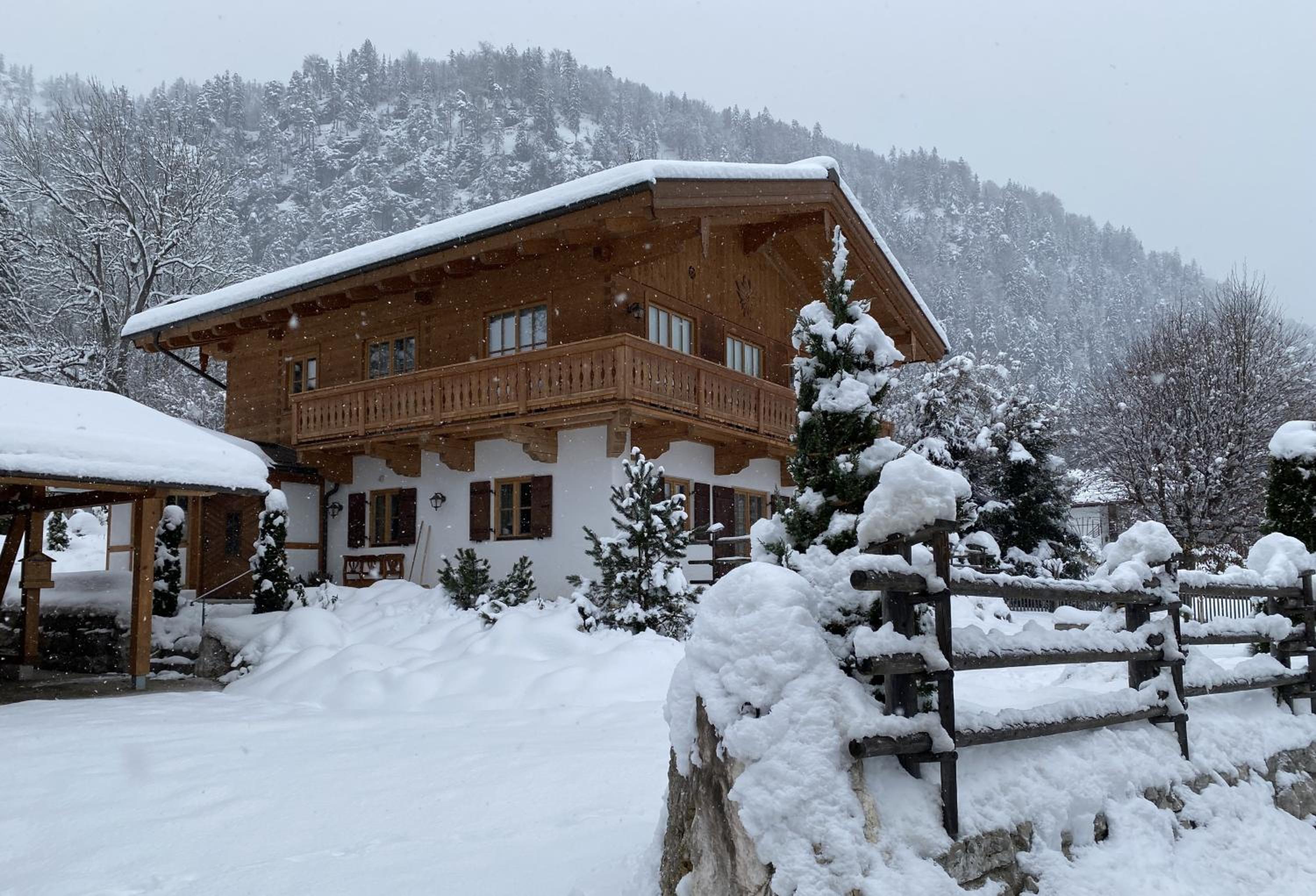 Chalet unter weissblauem Himmel