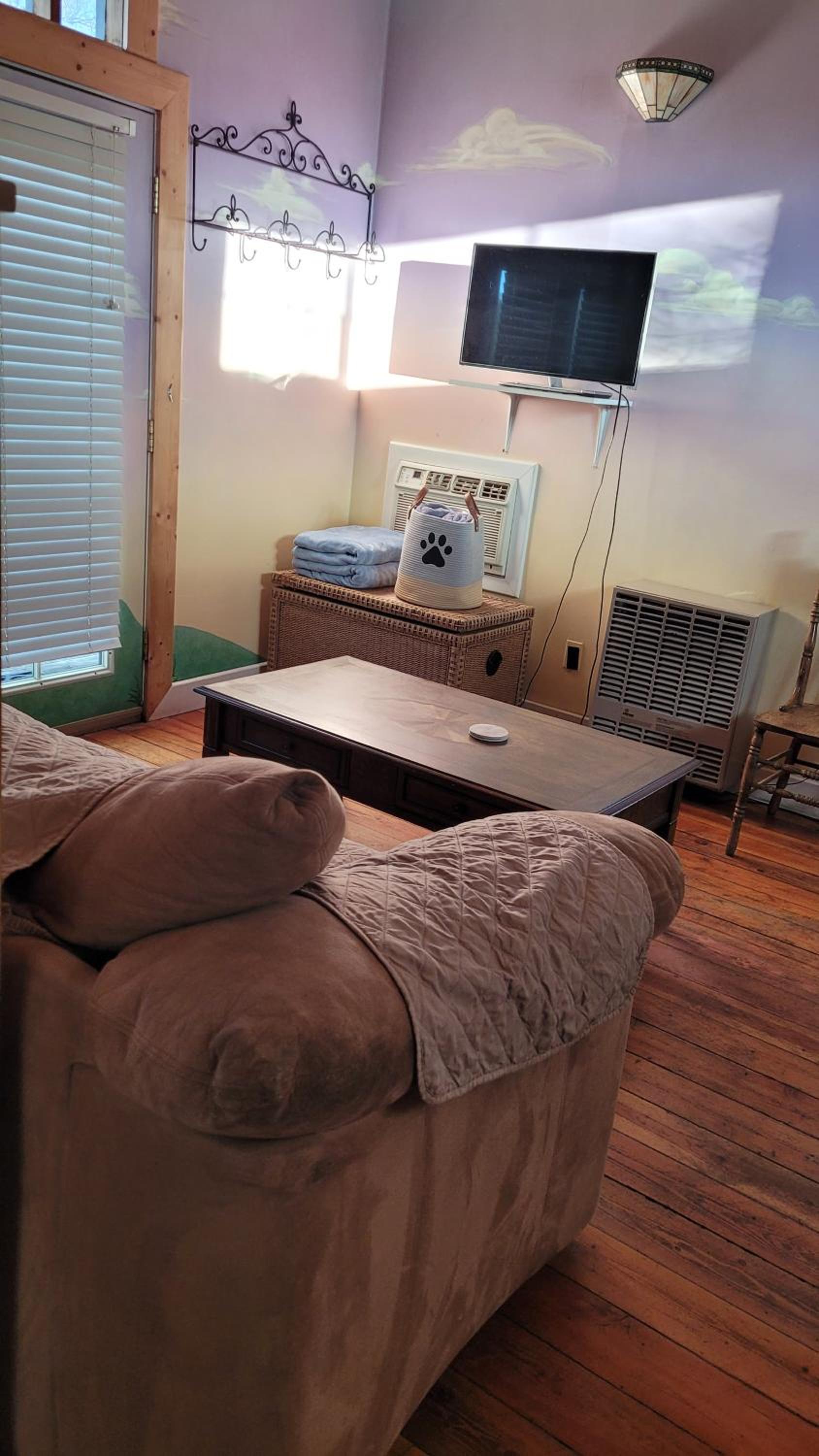 Angel cottage with a sauna or The Cozy with a infrared sauna and jacuzzi tub, both are studios with a view of Mount Shasta view 3