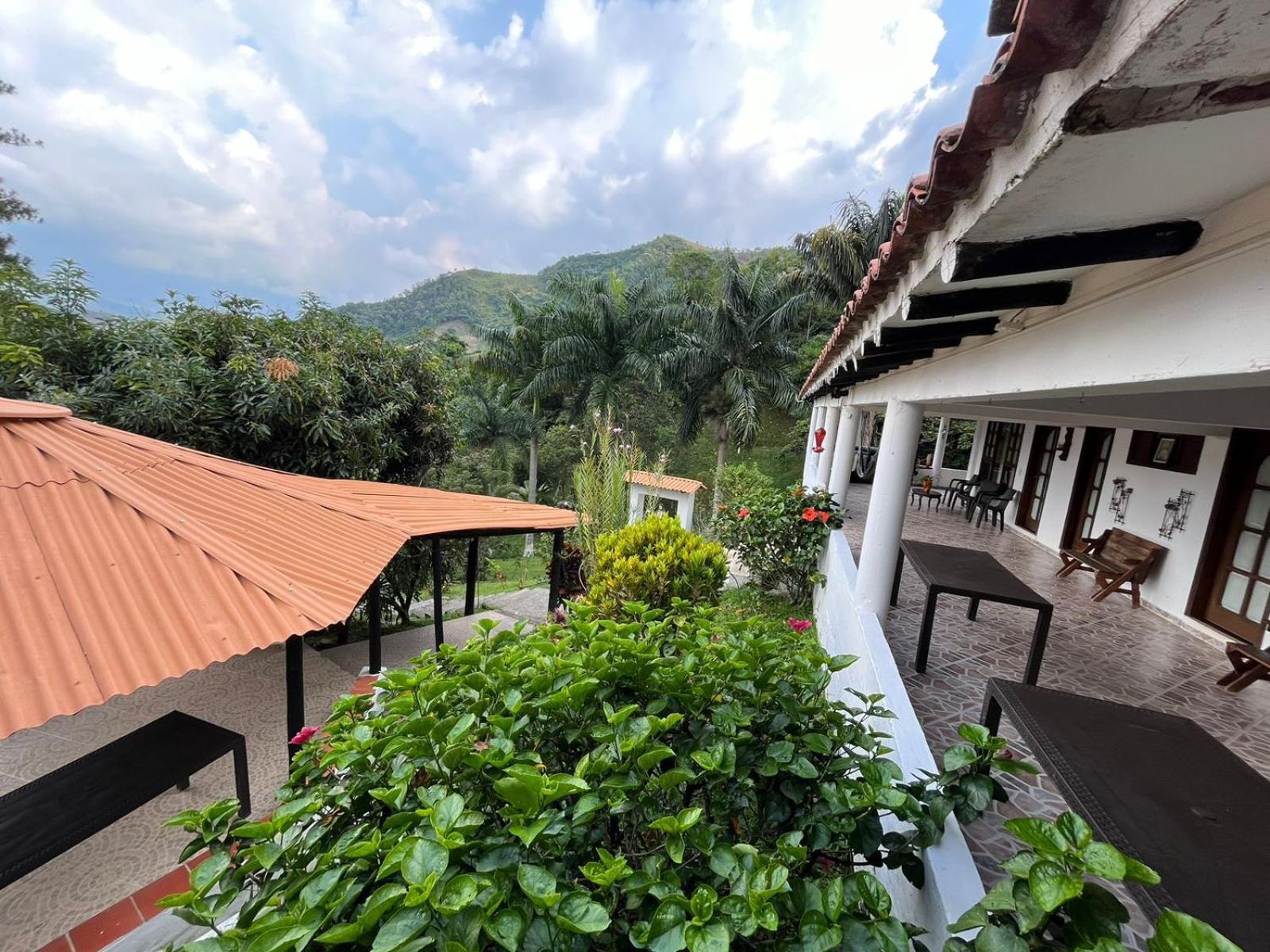 CASA CAMPESTRE EN LA VEGA A 1 HR DE BOGOTÁ