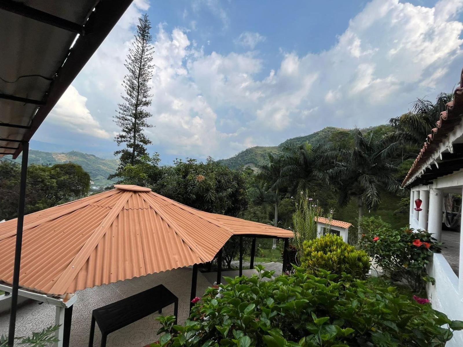 CASA CAMPESTRE EN LA VEGA A 1 HR DE BOGOTÁ