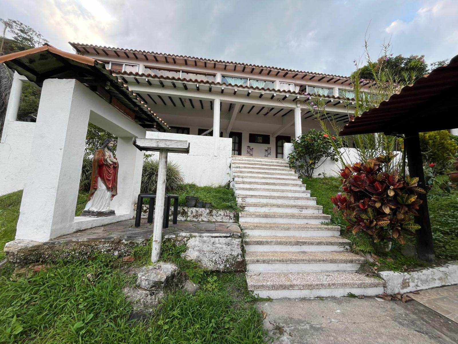 CASA CAMPESTRE EN LA VEGA A 1 HR DE BOGOTÁ