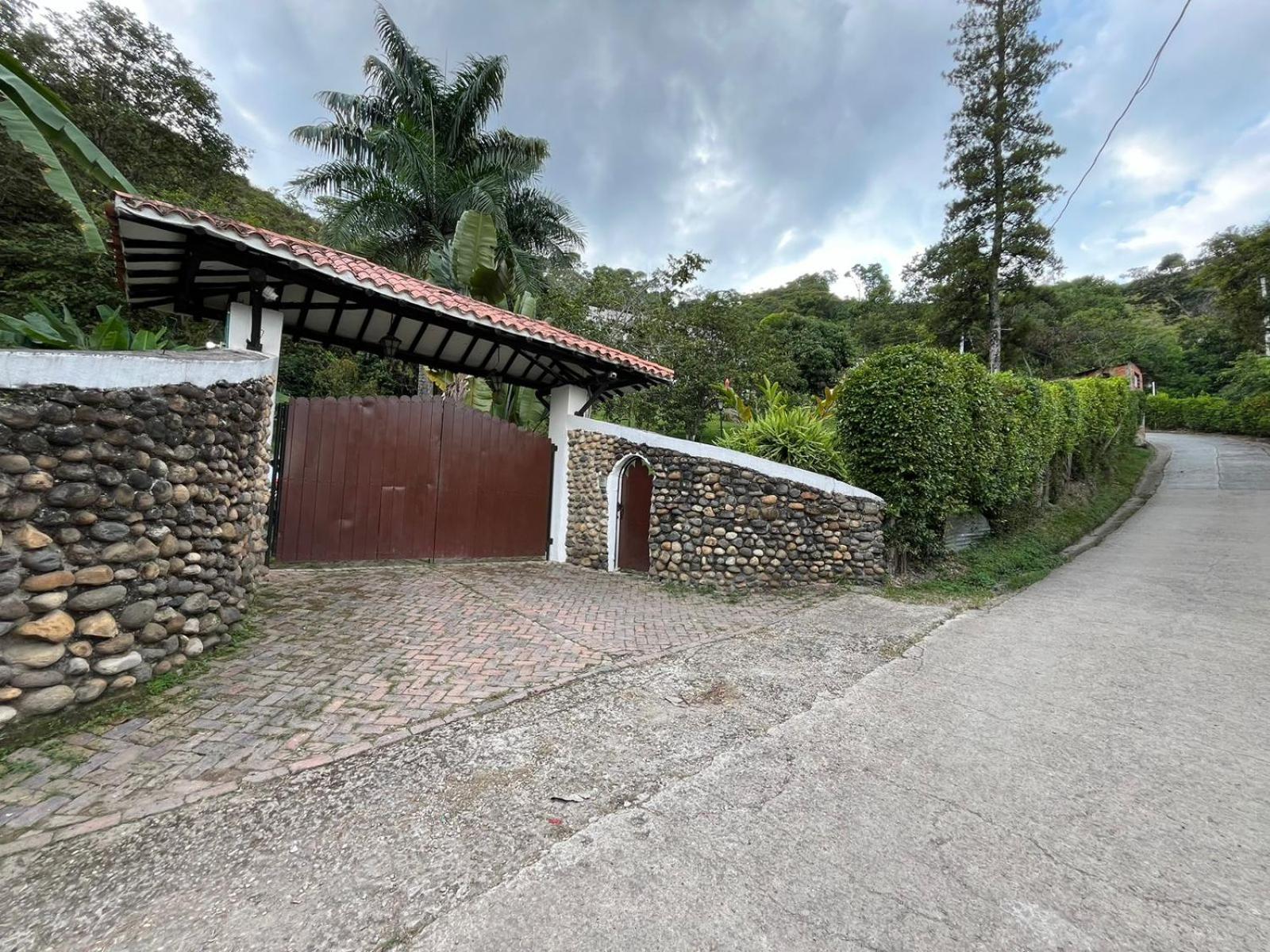CASA CAMPESTRE EN LA VEGA A 1 HR DE BOGOTÁ