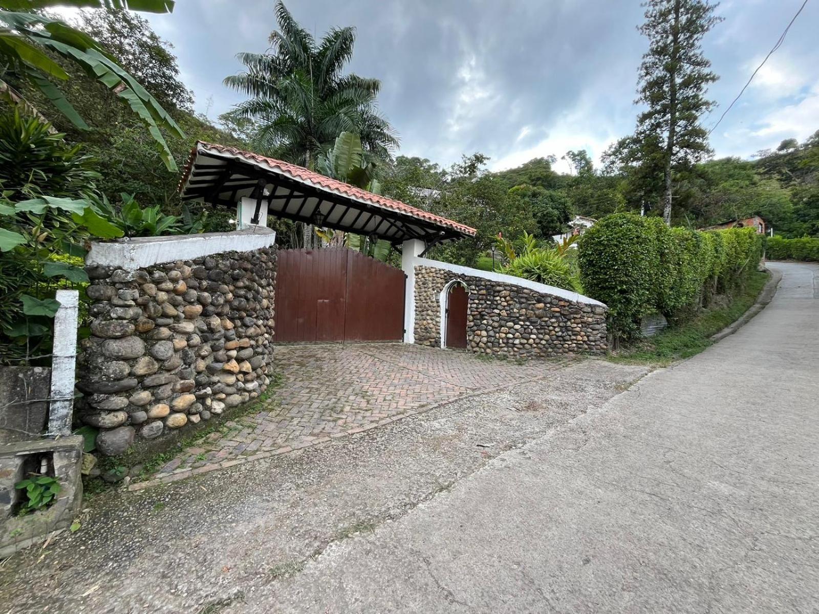 CASA CAMPESTRE EN LA VEGA A 1 HR DE BOGOTÁ