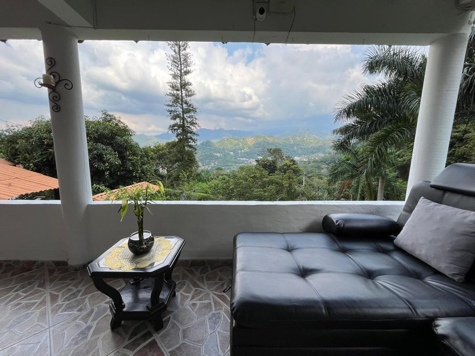 CASA CAMPESTRE EN LA VEGA A 1 HR DE BOGOTÁ