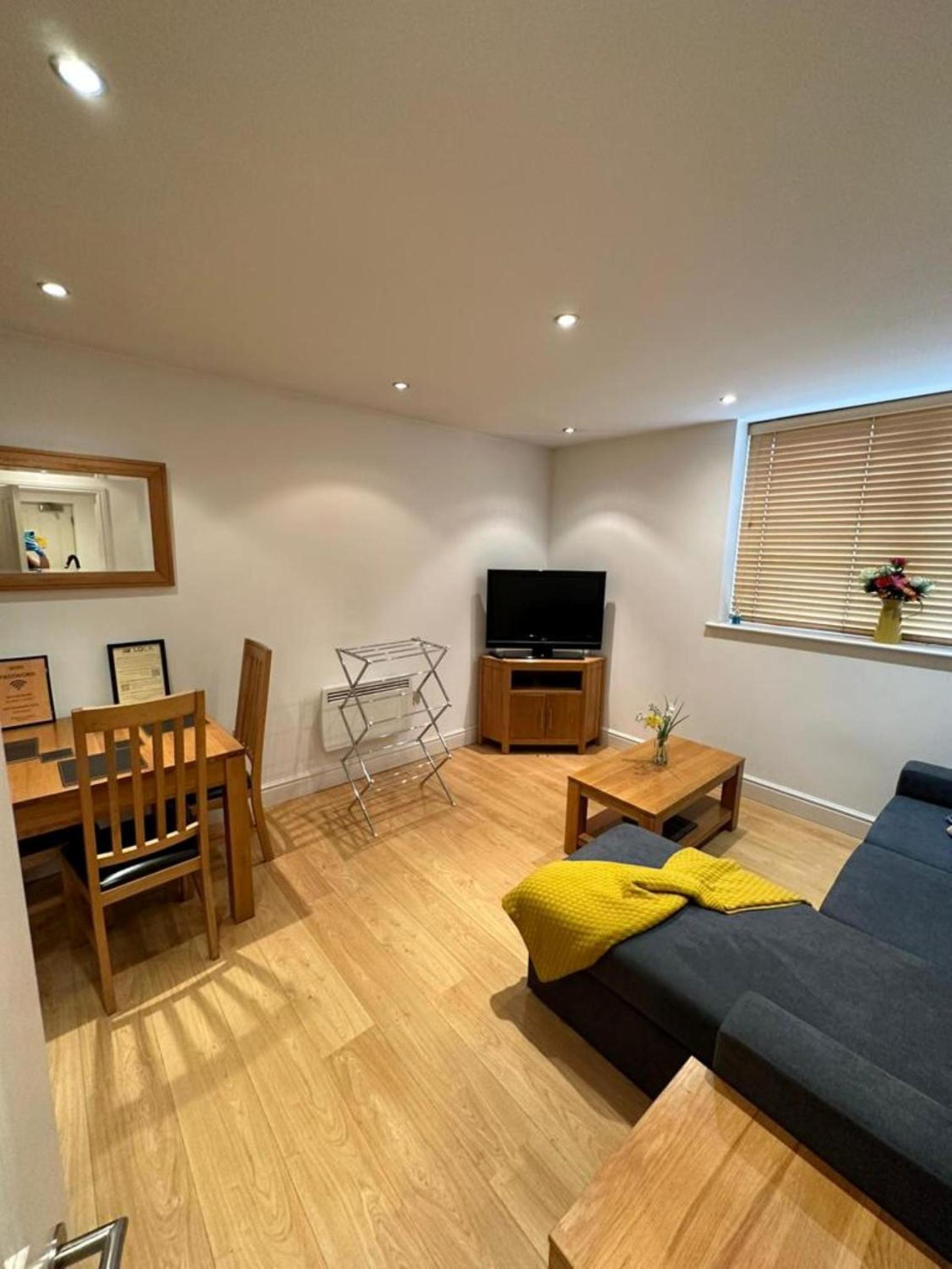 The Old Library - Modern Apartment near the Train Station and Racecourse view 4