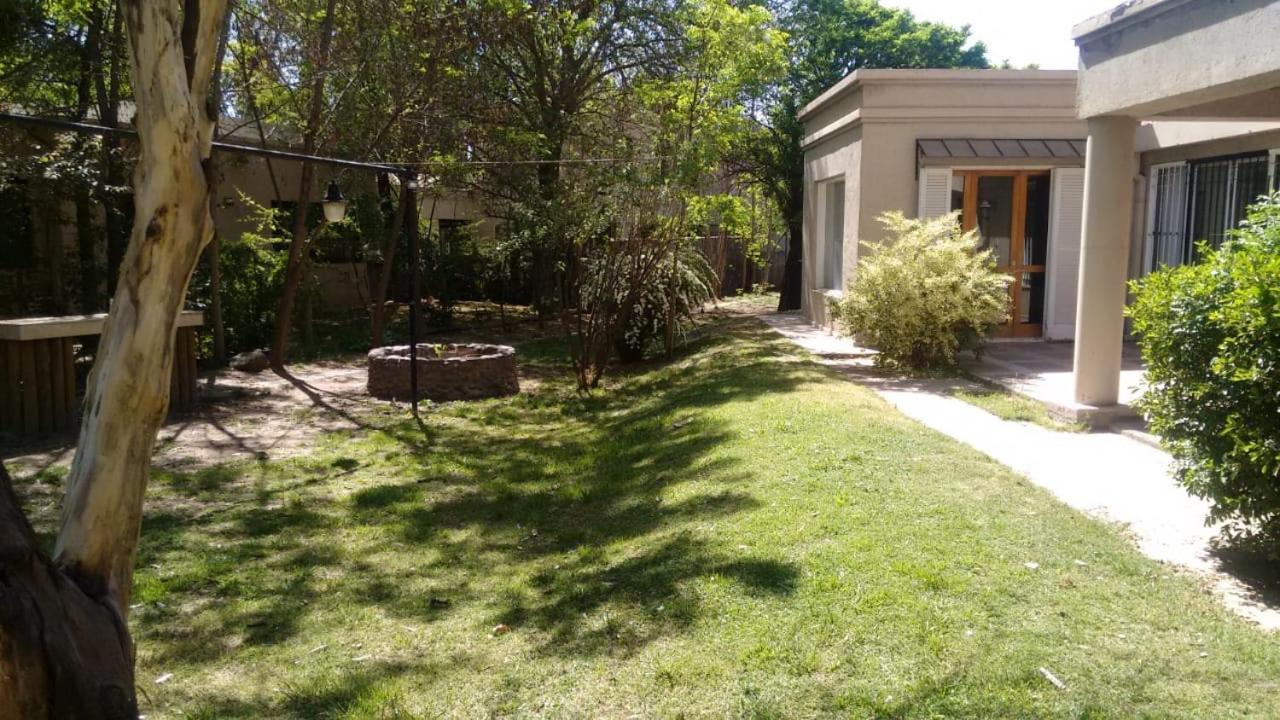 Dark Green House - Chacras de Coria