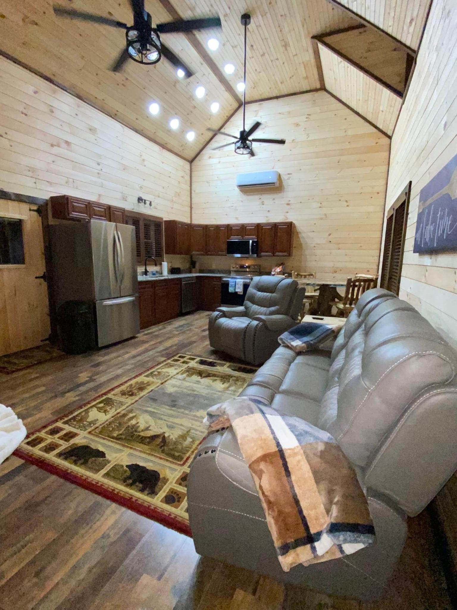 Lakeside Cabin Hot tub close to Ark Encounter