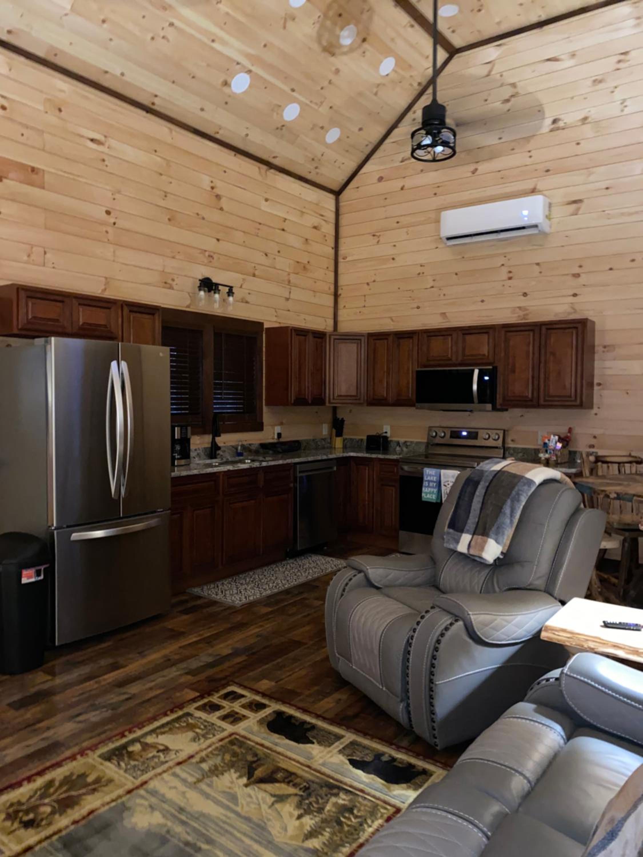 Lakeside Cabin Hot tub close to Ark Encounter
