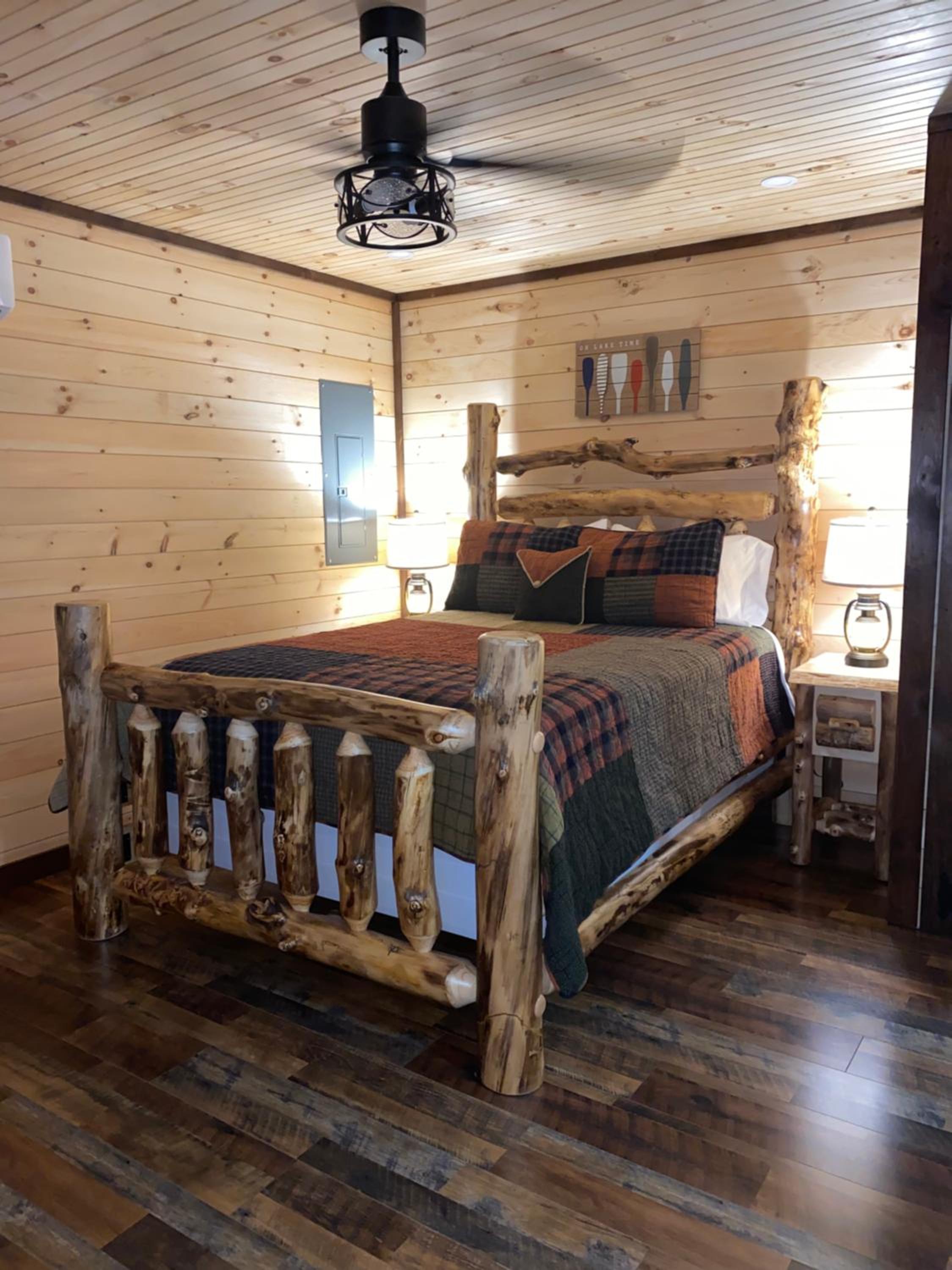 Lakeside Cabin Hot tub close to Ark Encounter