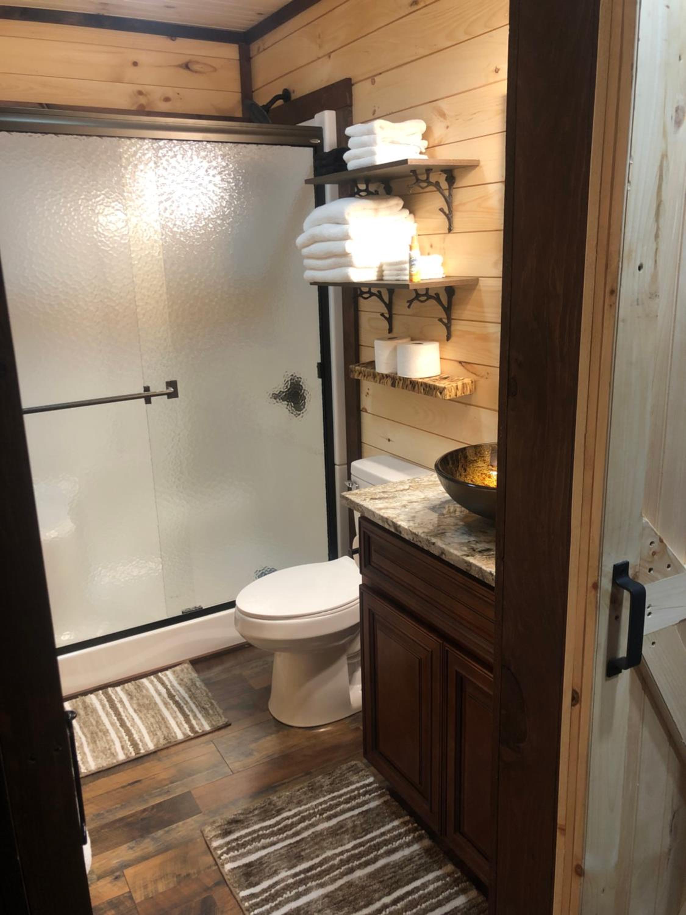Lakeside Cabin Hot tub close to Ark Encounter