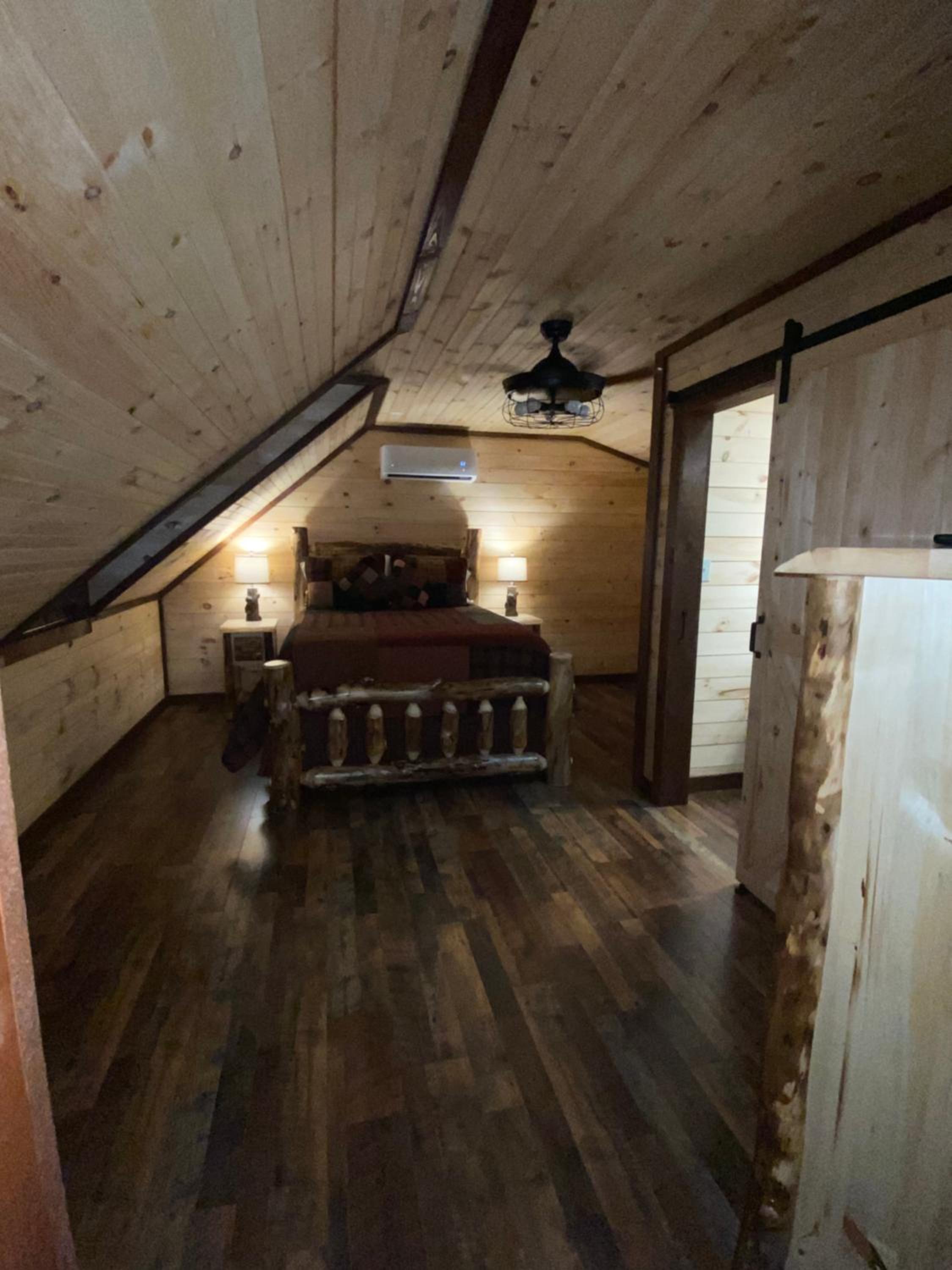 Lakeside Cabin Hot tub close to Ark Encounter
