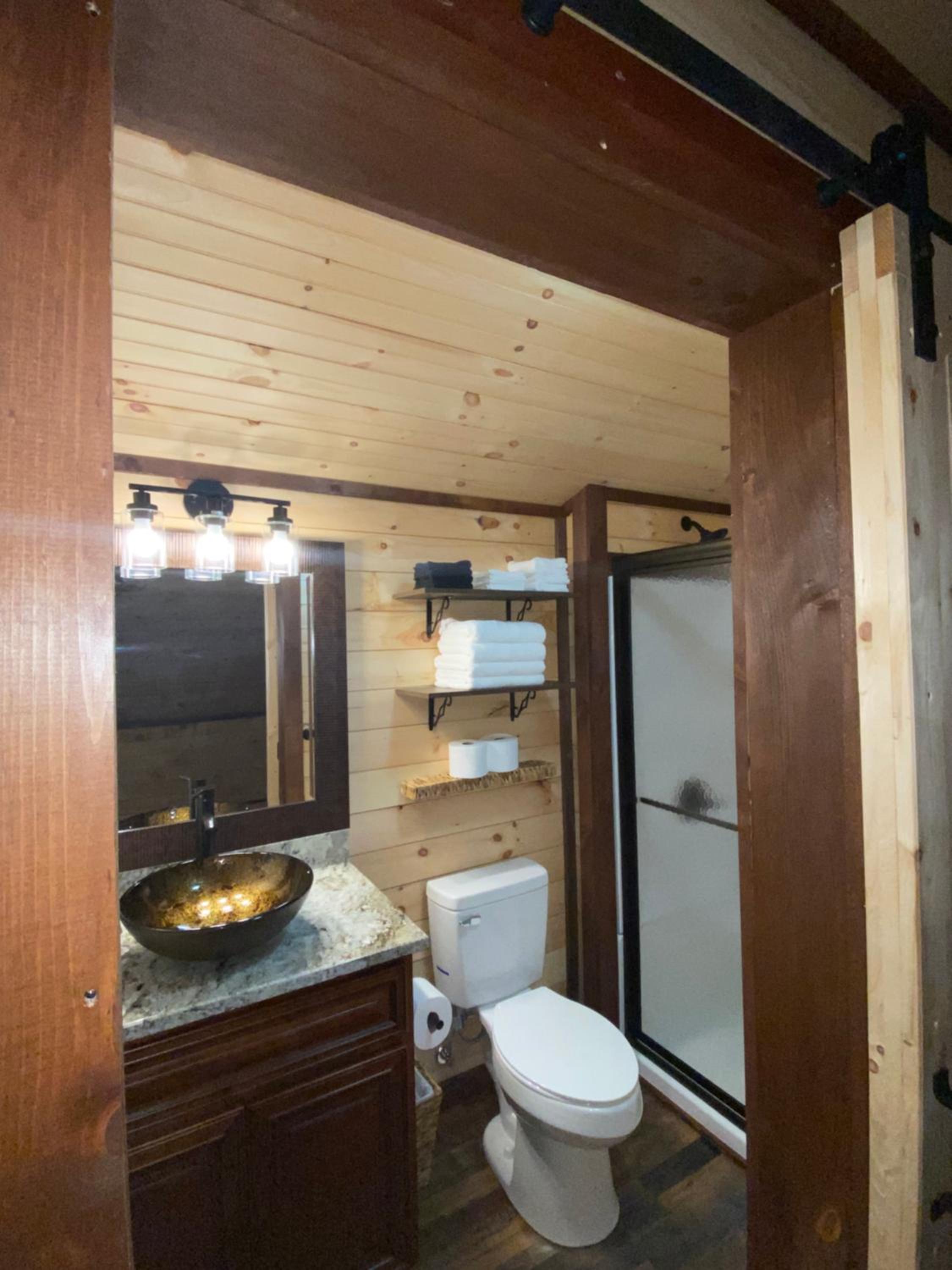 Lakeside Cabin Hot tub close to Ark Encounter