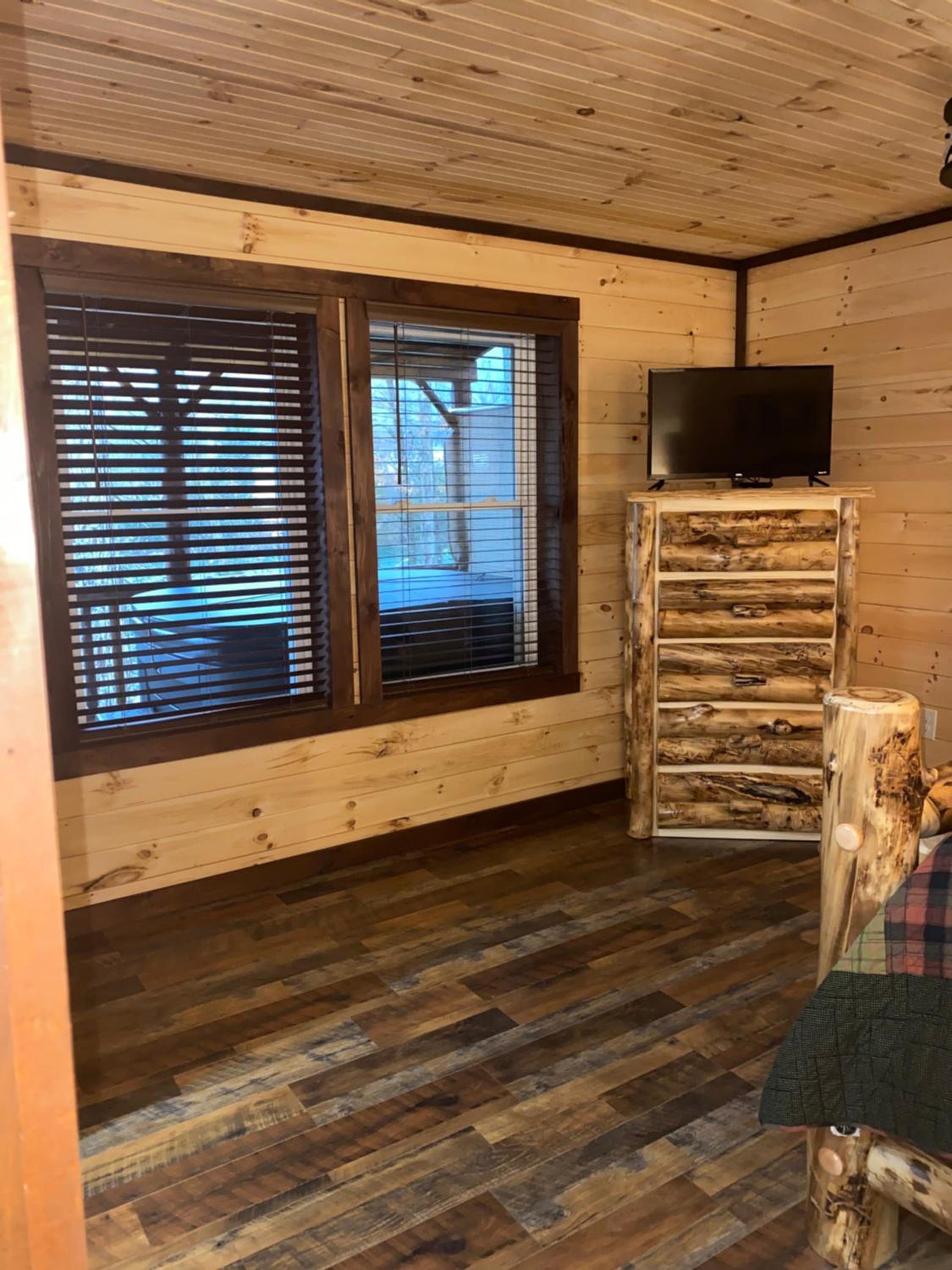 Lakeside Cabin Hot tub close to Ark Encounter