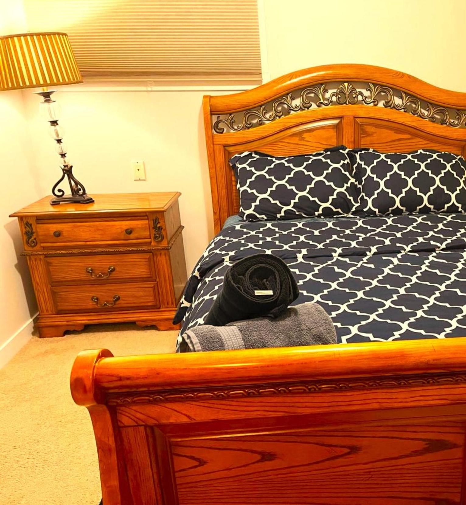 Lovely comfy home private bath in central Calgary