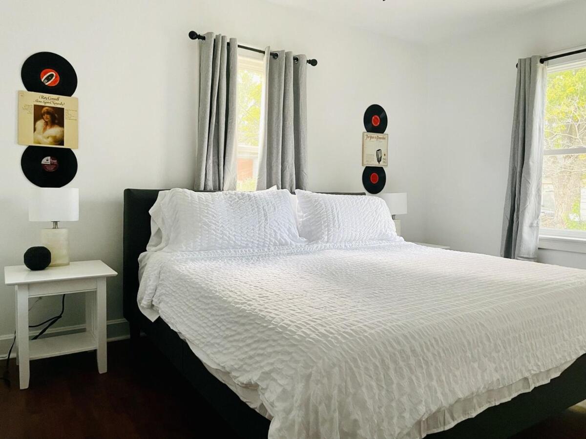 Centrally Located EVV Apartments view 5