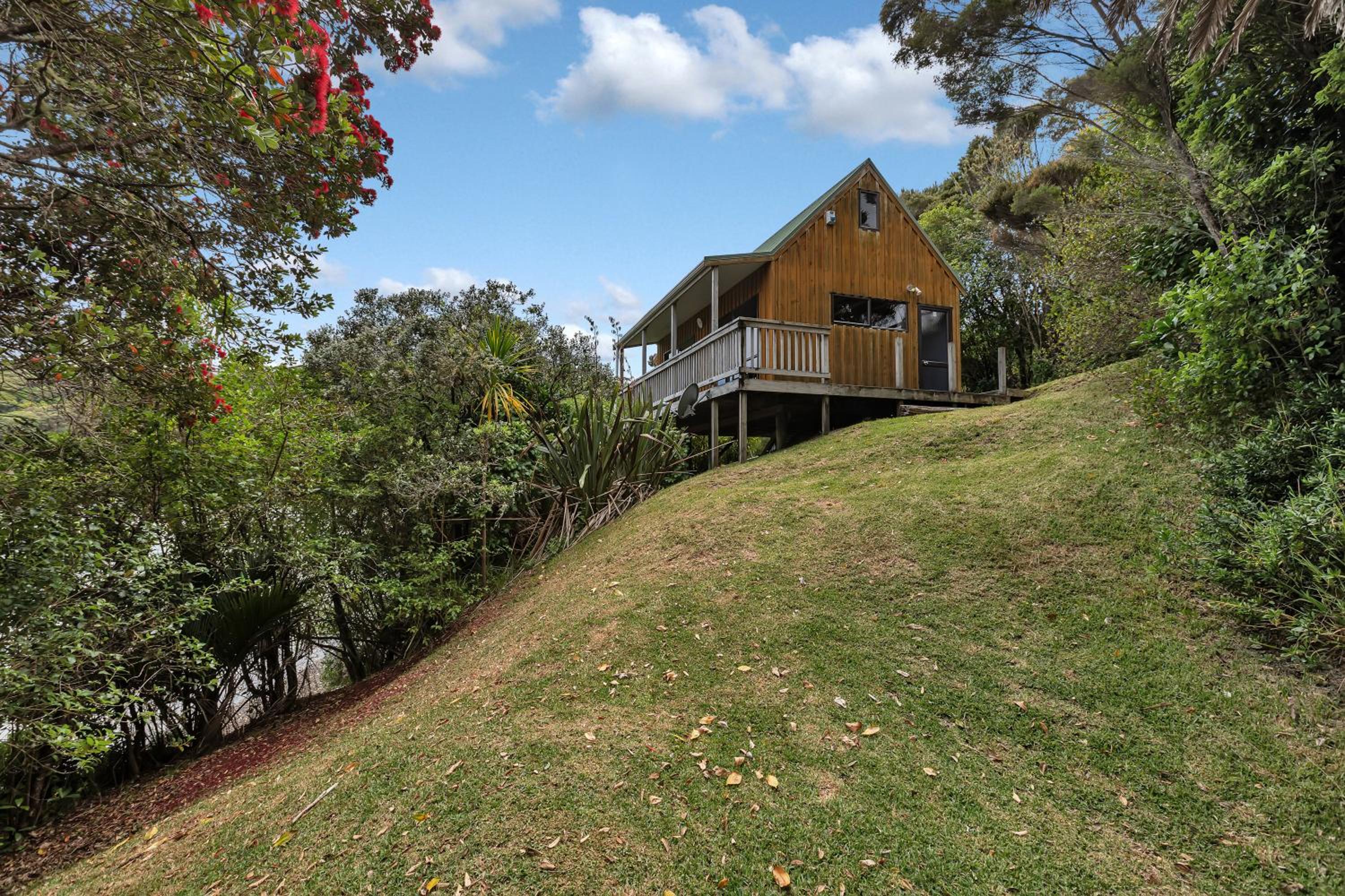 Macrocarpa Cottage - Cable Bay Holiday Home view 2