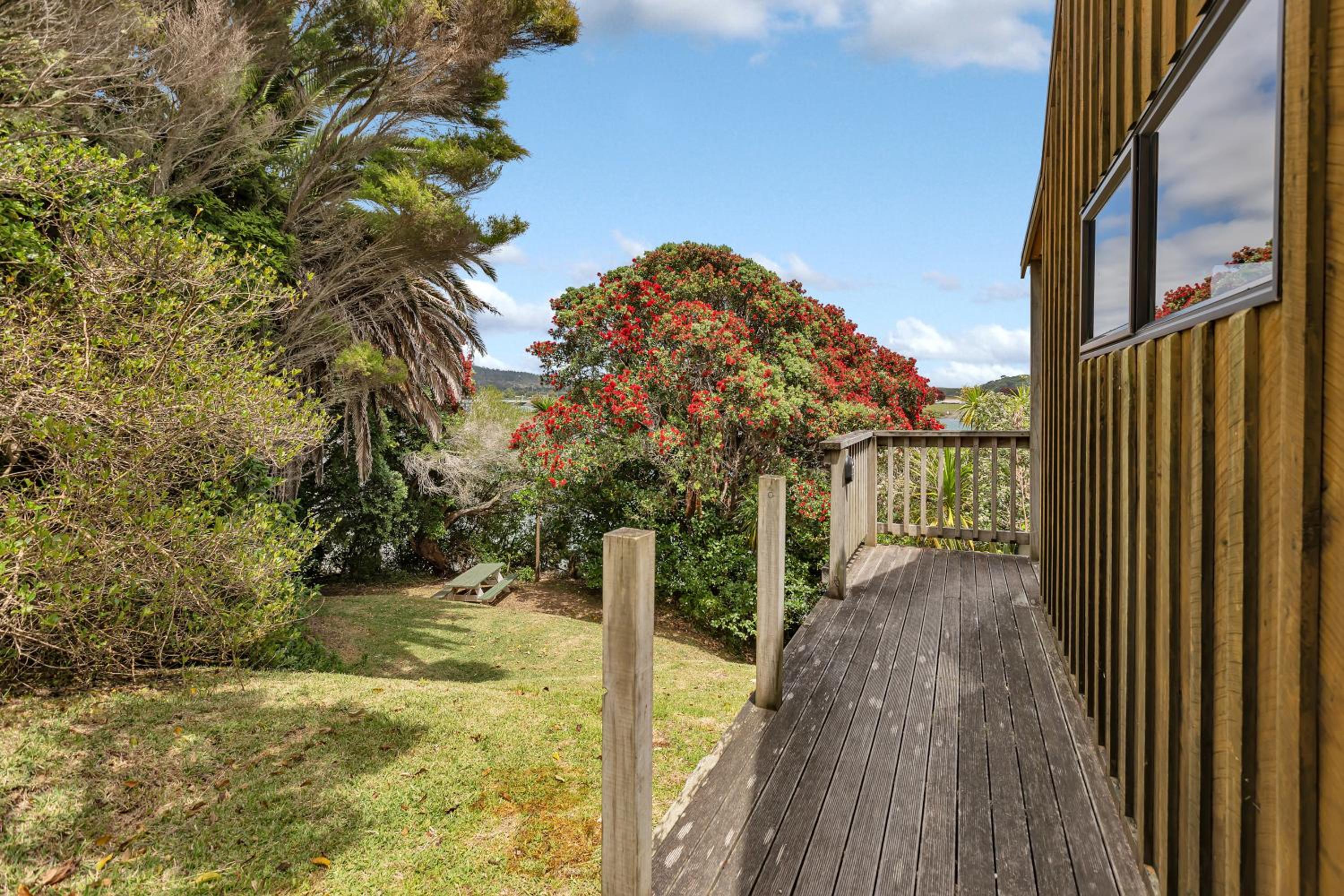 Macrocarpa Cottage - Cable Bay Holiday Home view 3