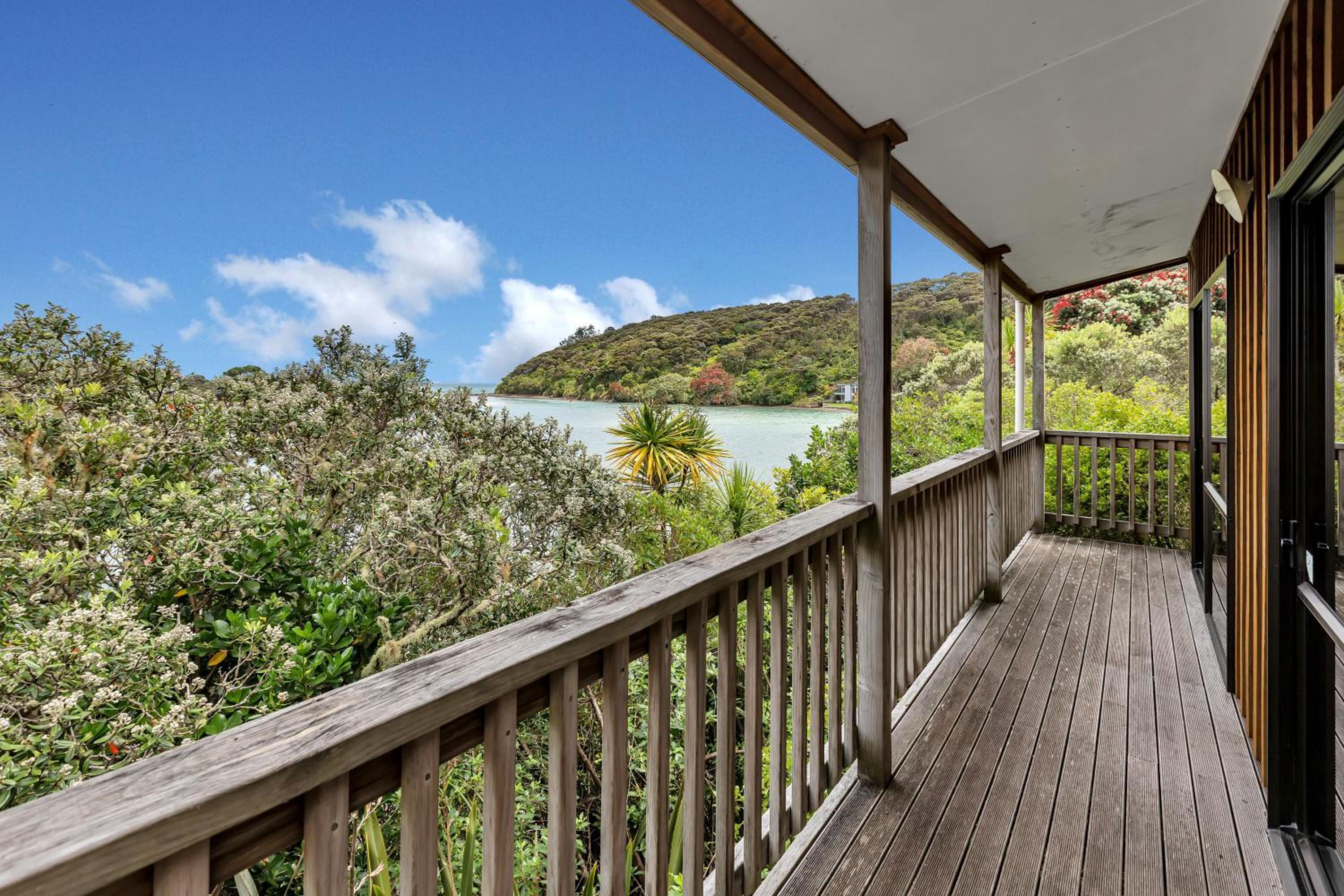Macrocarpa Cottage - Cable Bay Holiday Home view 4