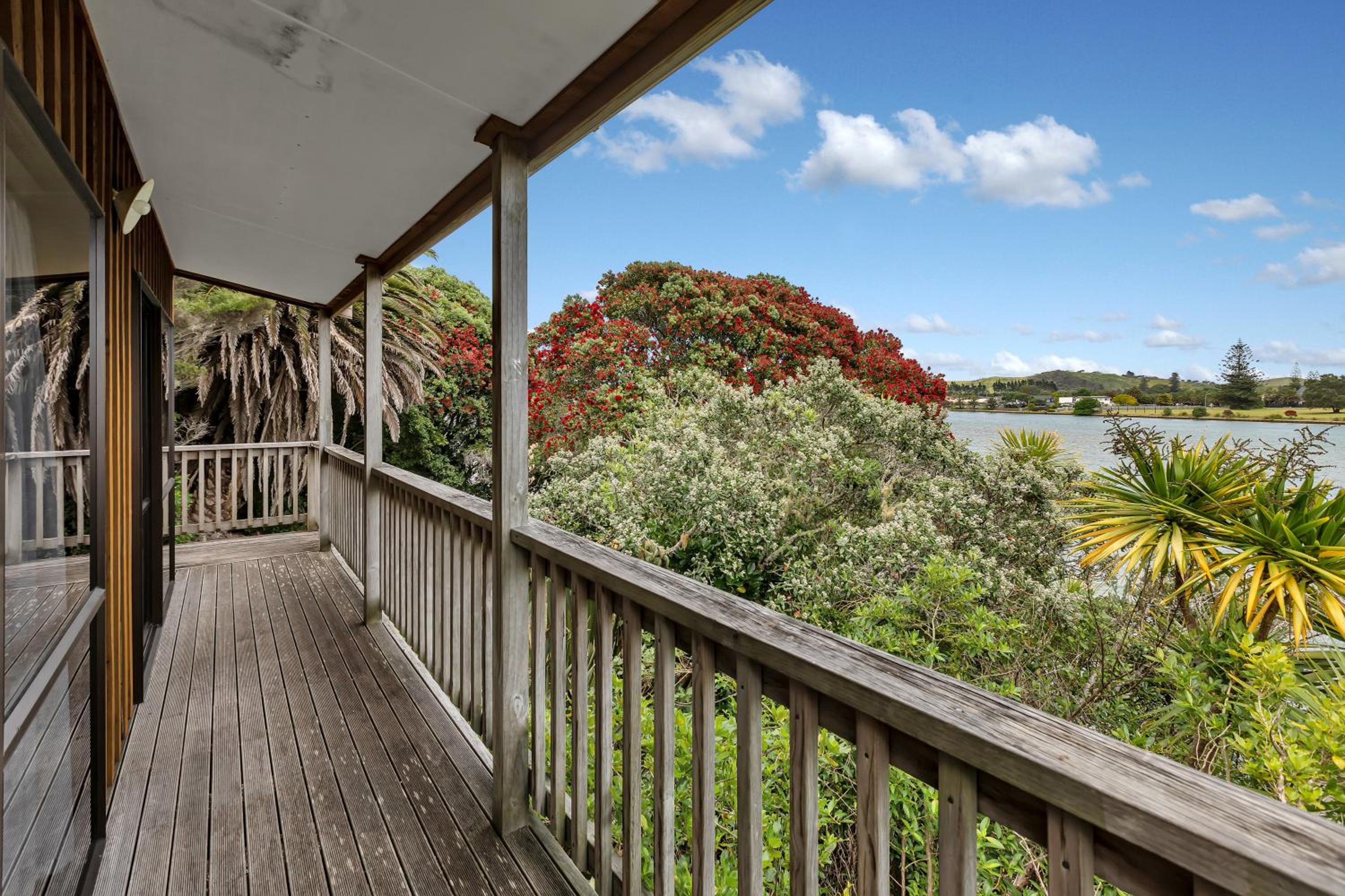 Macrocarpa Cottage - Cable Bay Holiday Home view 5