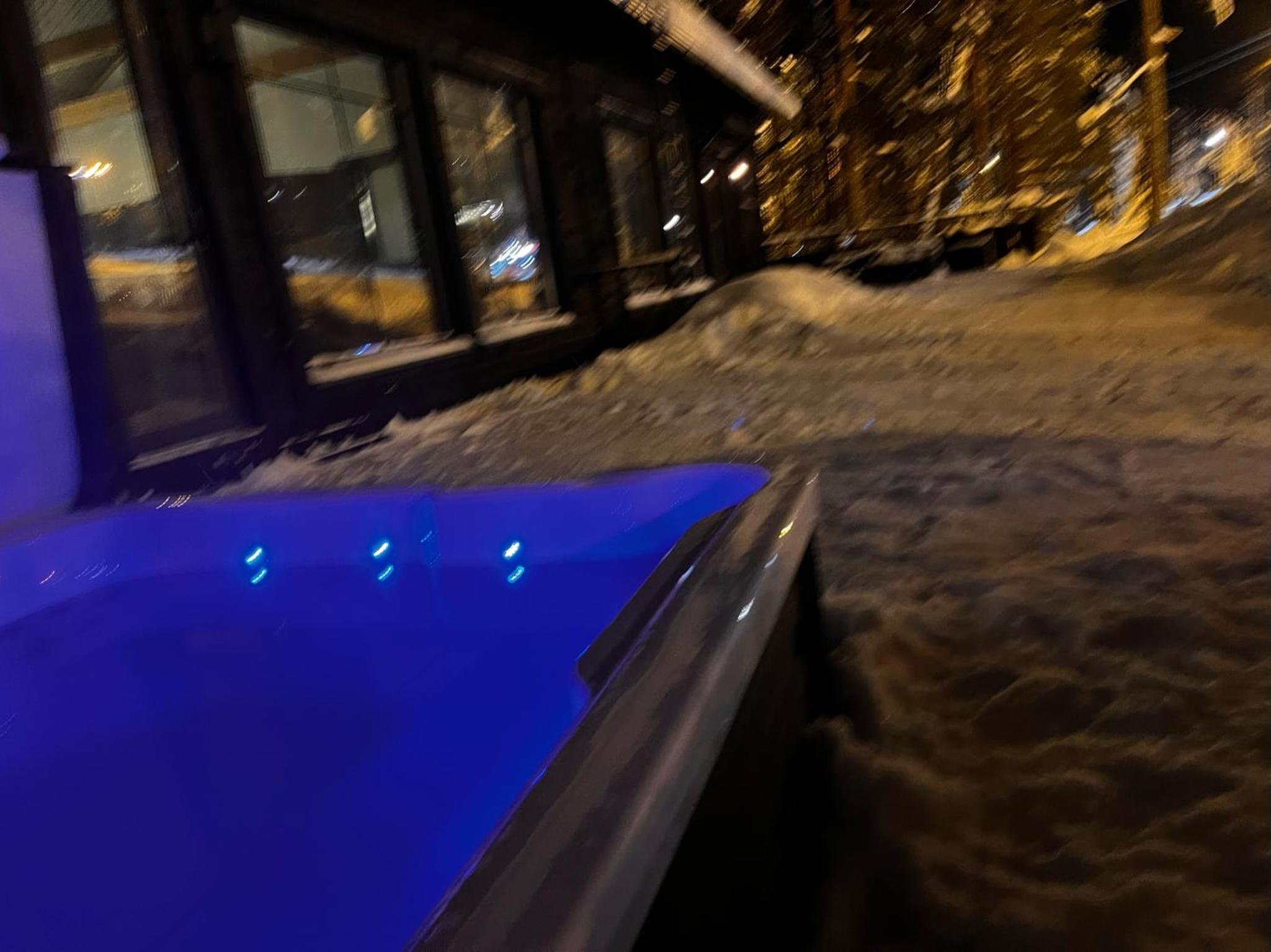 Porthos Ski-in Lodge with private hot tub and sauna in Lapland