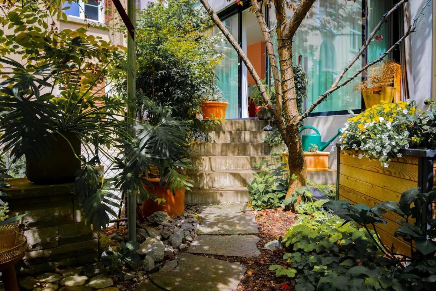 Stylish Garden-Gem by Lake: Pet-Friendly & Central