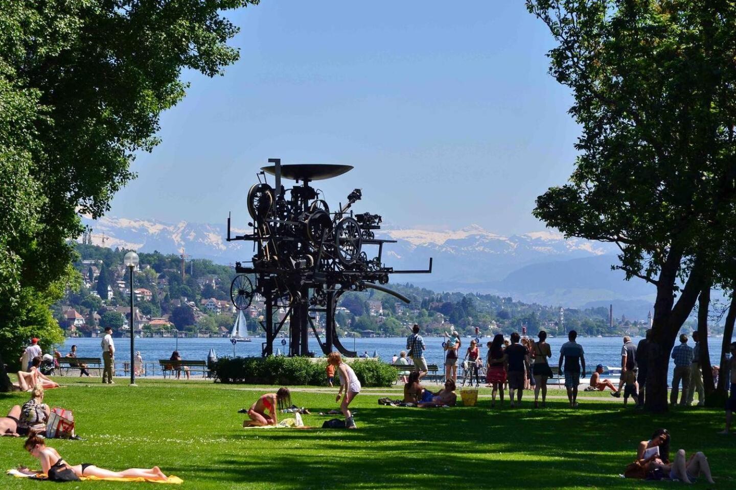 Stylish Garden-Gem by Lake: Pet-Friendly & Central