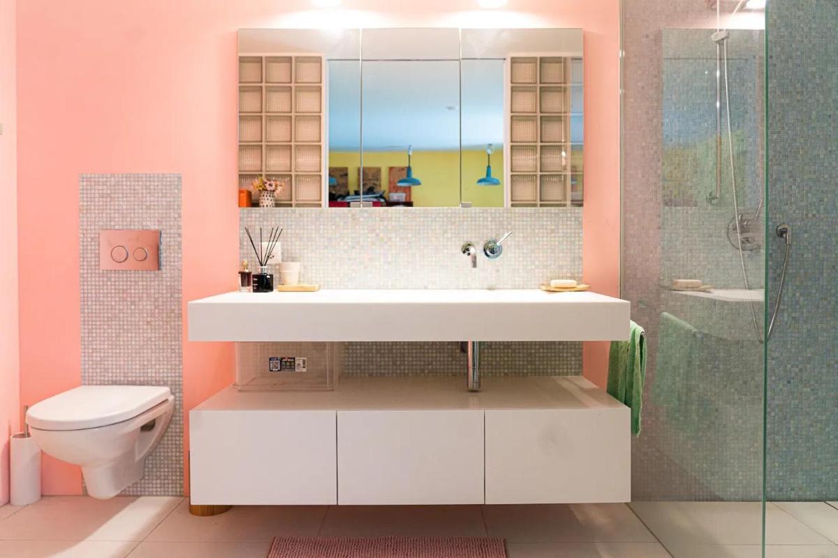 Stylish Garden-Gem by Lake: Pet-Friendly & Central