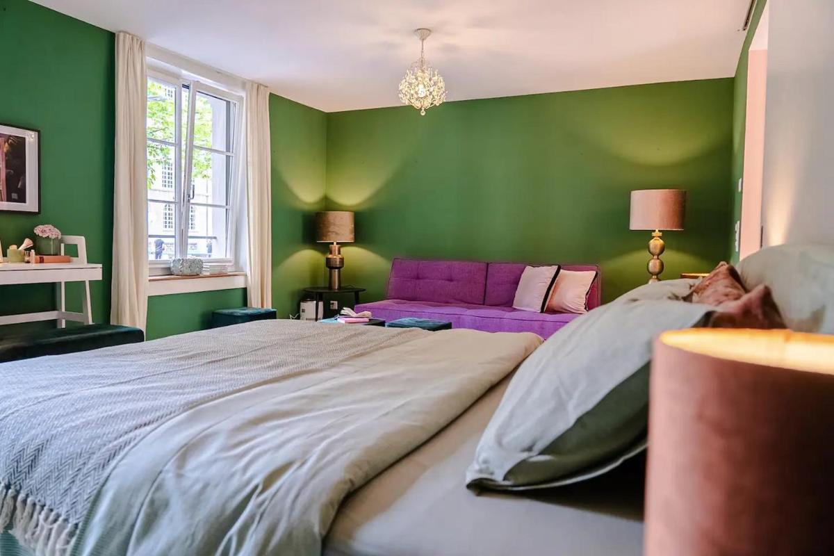 Stylish Garden-Gem by Lake: Pet-Friendly & Central