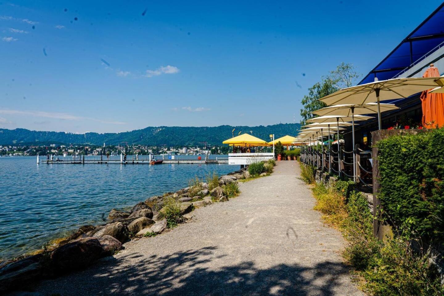 Stylish Garden-Gem by Lake: Pet-Friendly & Central