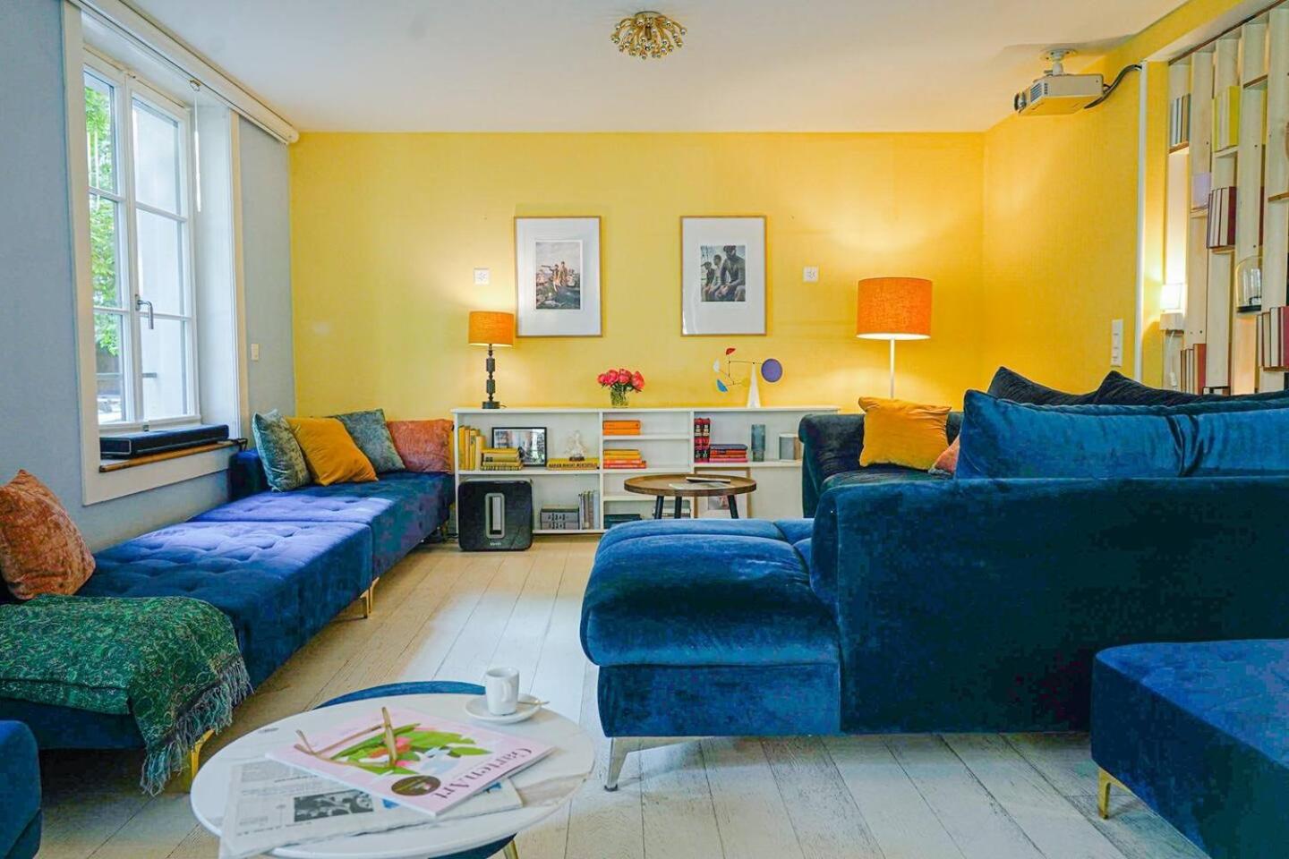 Stylish Garden-Gem by Lake: Pet-Friendly & Central