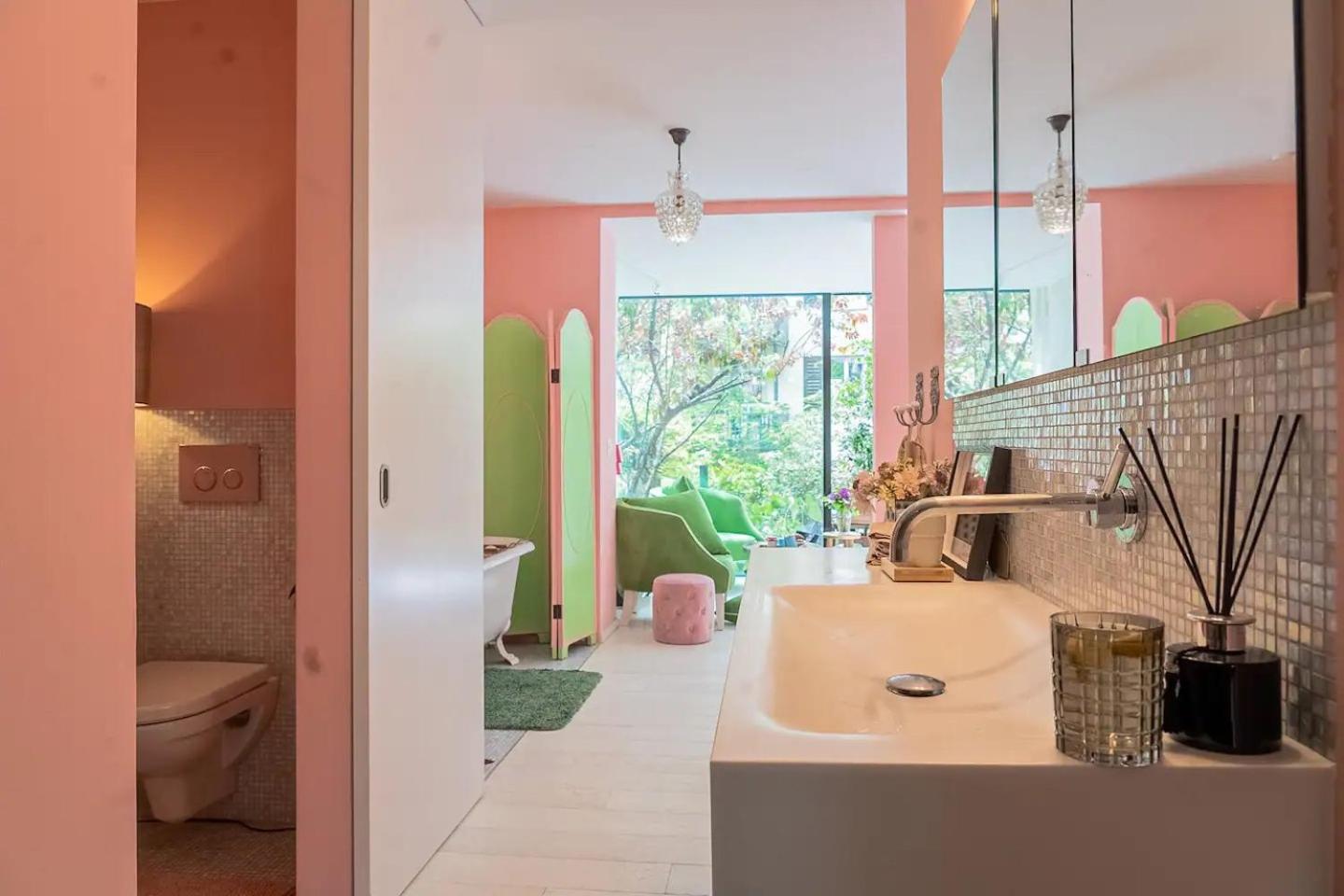 Stylish Garden-Gem by Lake: Pet-Friendly & Central