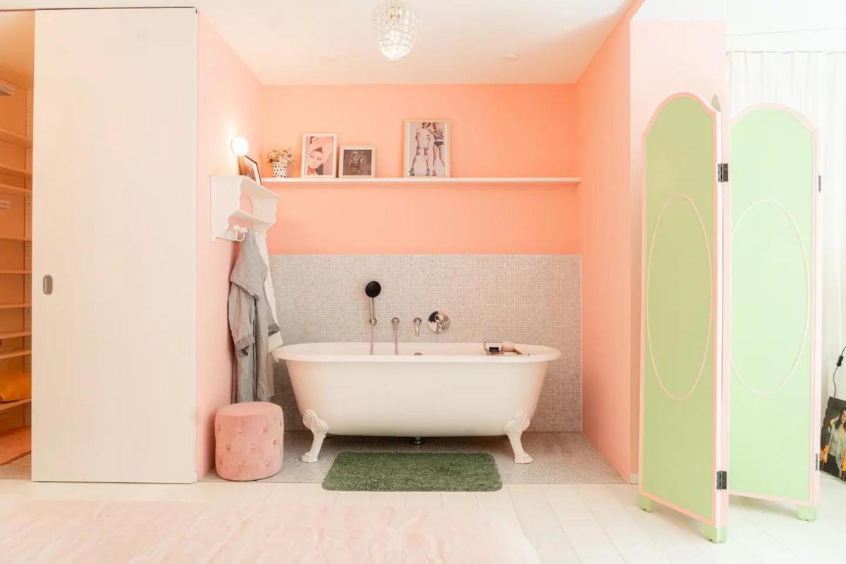 Stylish Garden-Gem by Lake: Pet-Friendly & Central