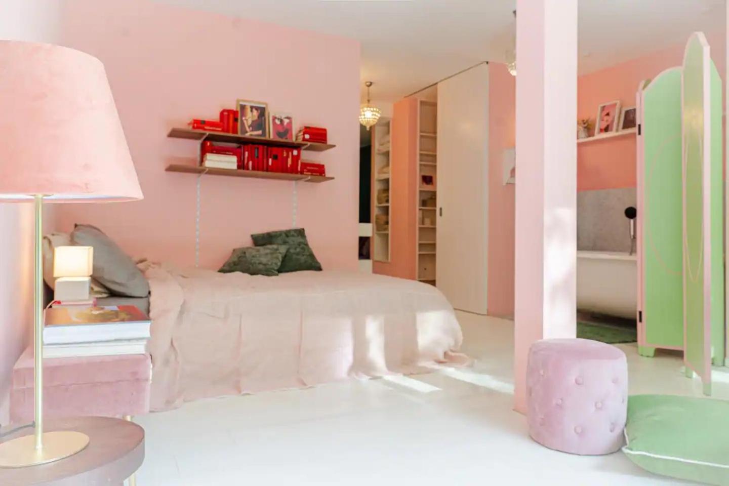 Stylish Garden-Gem by Lake: Pet-Friendly & Central