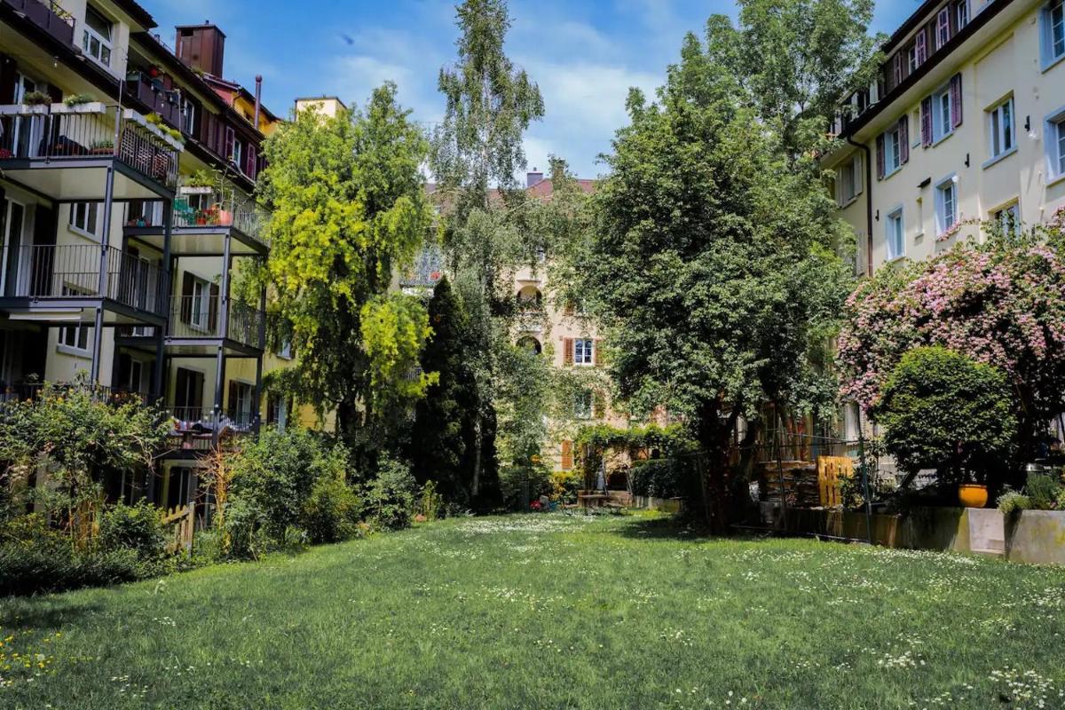 Stylish Garden-Gem by Lake: Pet-Friendly & Central