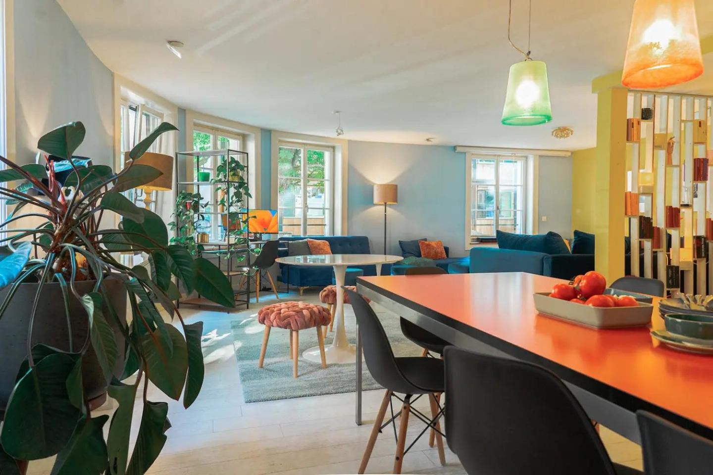 Stylish Garden-Gem by Lake: Pet-Friendly & Central