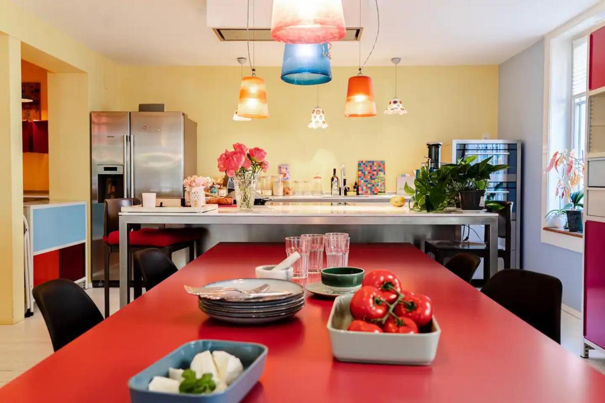 Stylish Garden-Gem by Lake: Pet-Friendly & Central