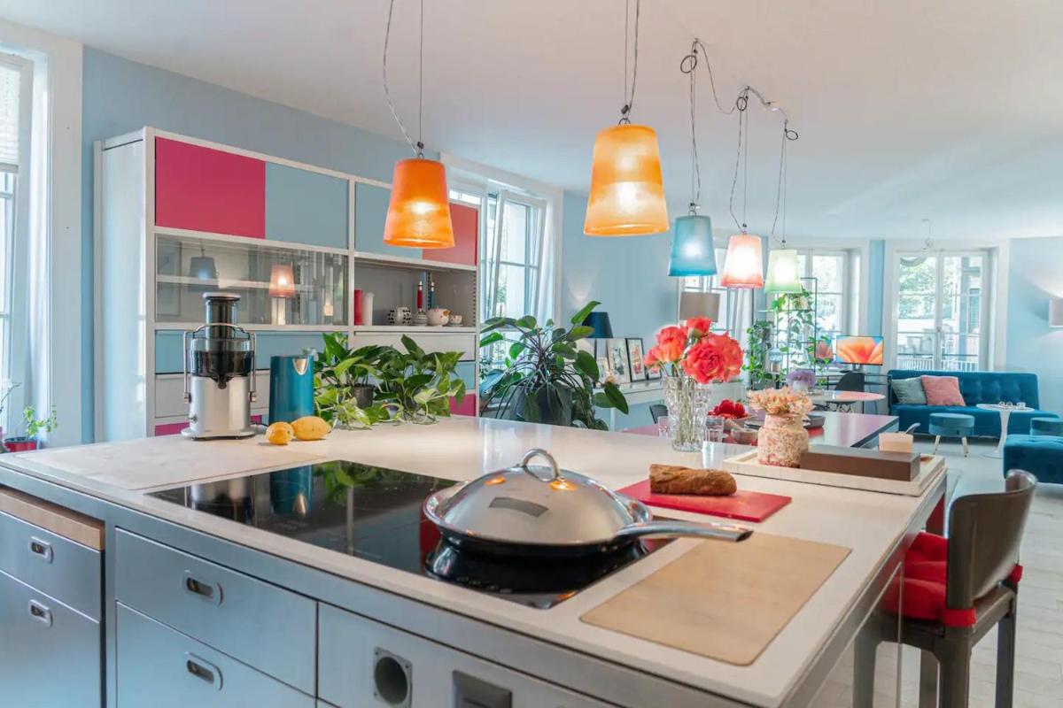 Stylish Garden-Gem by Lake: Pet-Friendly & Central