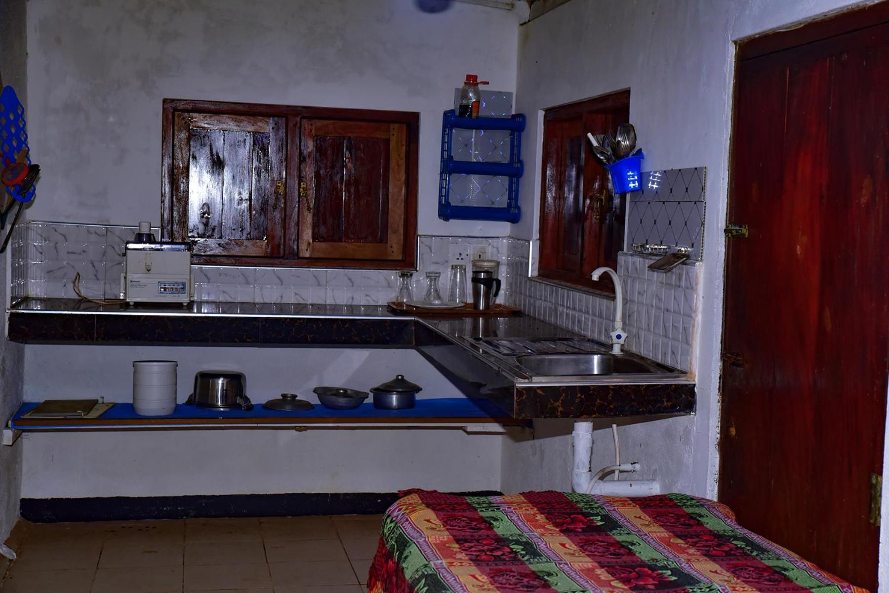 Saki Villa, boat tours & sea food with rotti