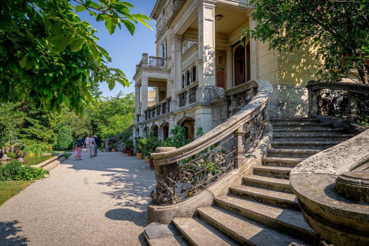 Stylish Garden-Gem by Lake: Pet-Friendly & Central