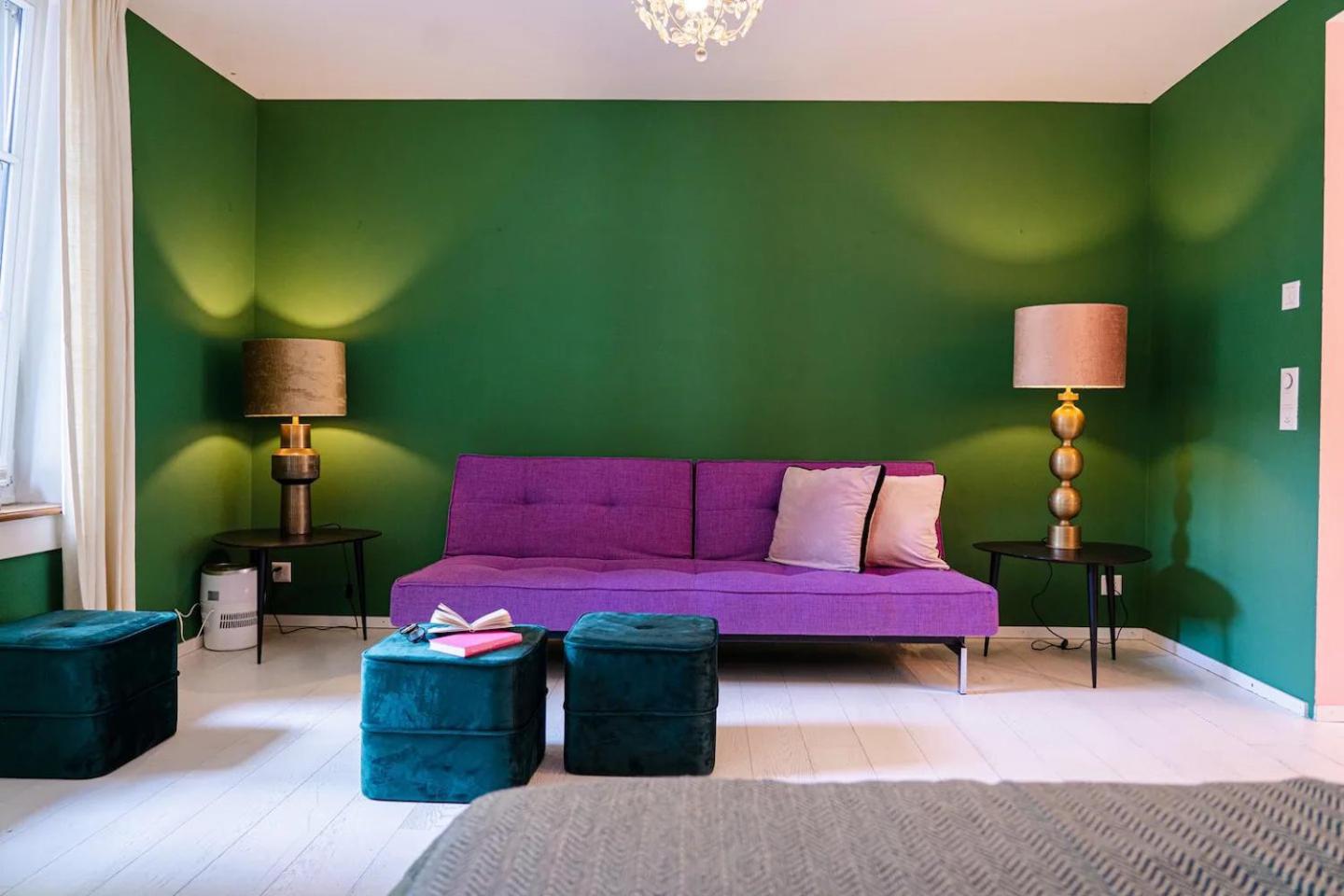 Stylish Garden-Gem by Lake: Pet-Friendly & Central
