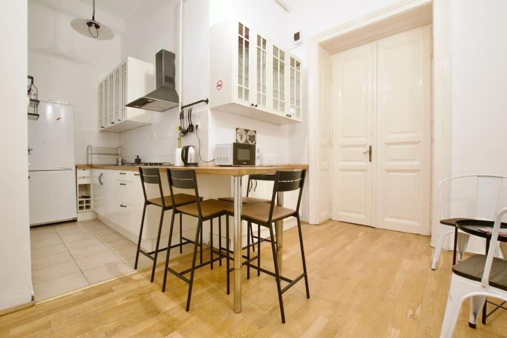 Budget Apartment by Hi5 - King street - for groups view 3