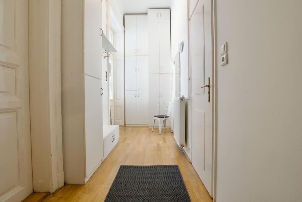 Budget Apartment by Hi5 - King street - for groups view 5