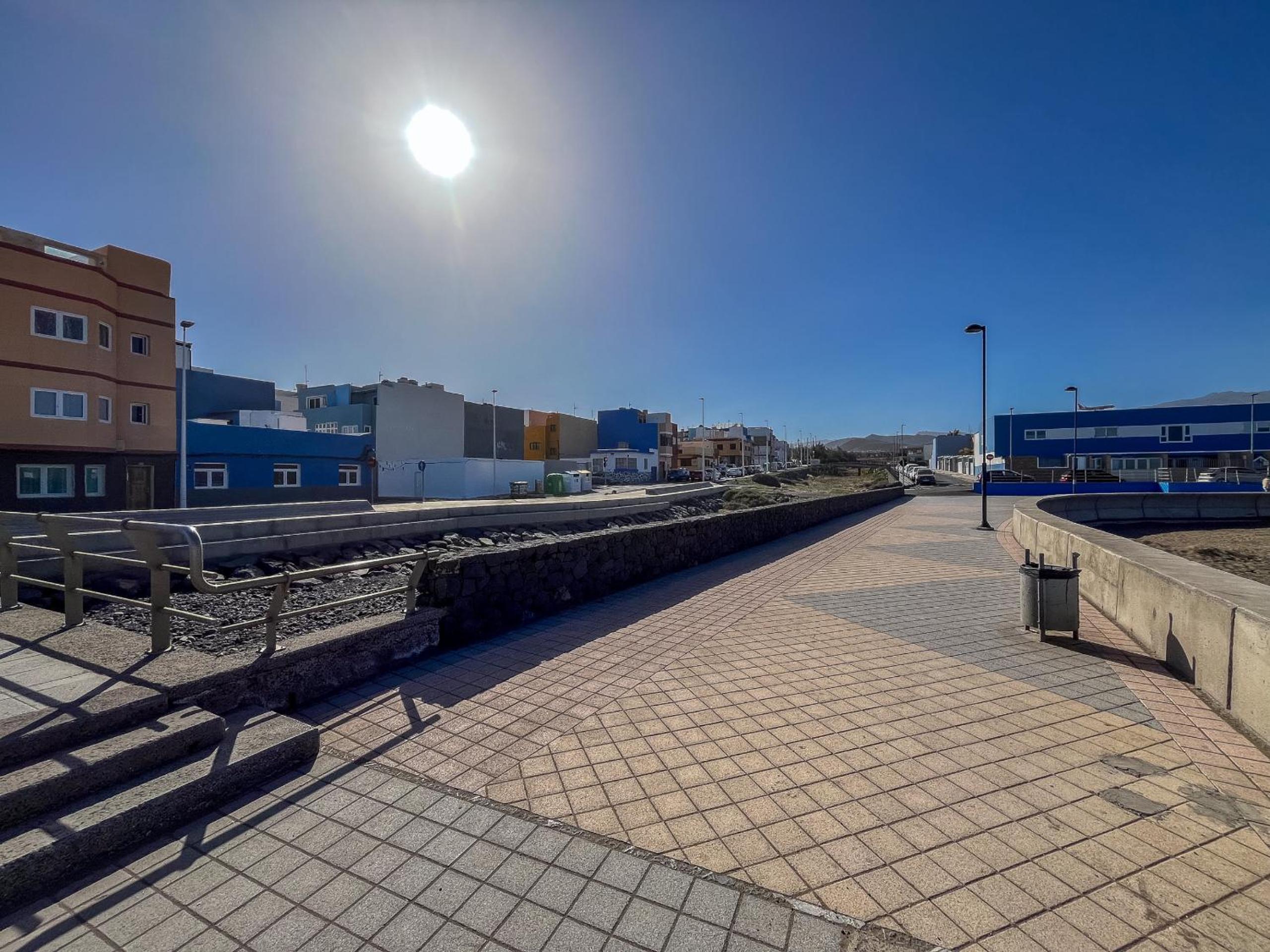 Playa El Burrero con terraza y solarium privado