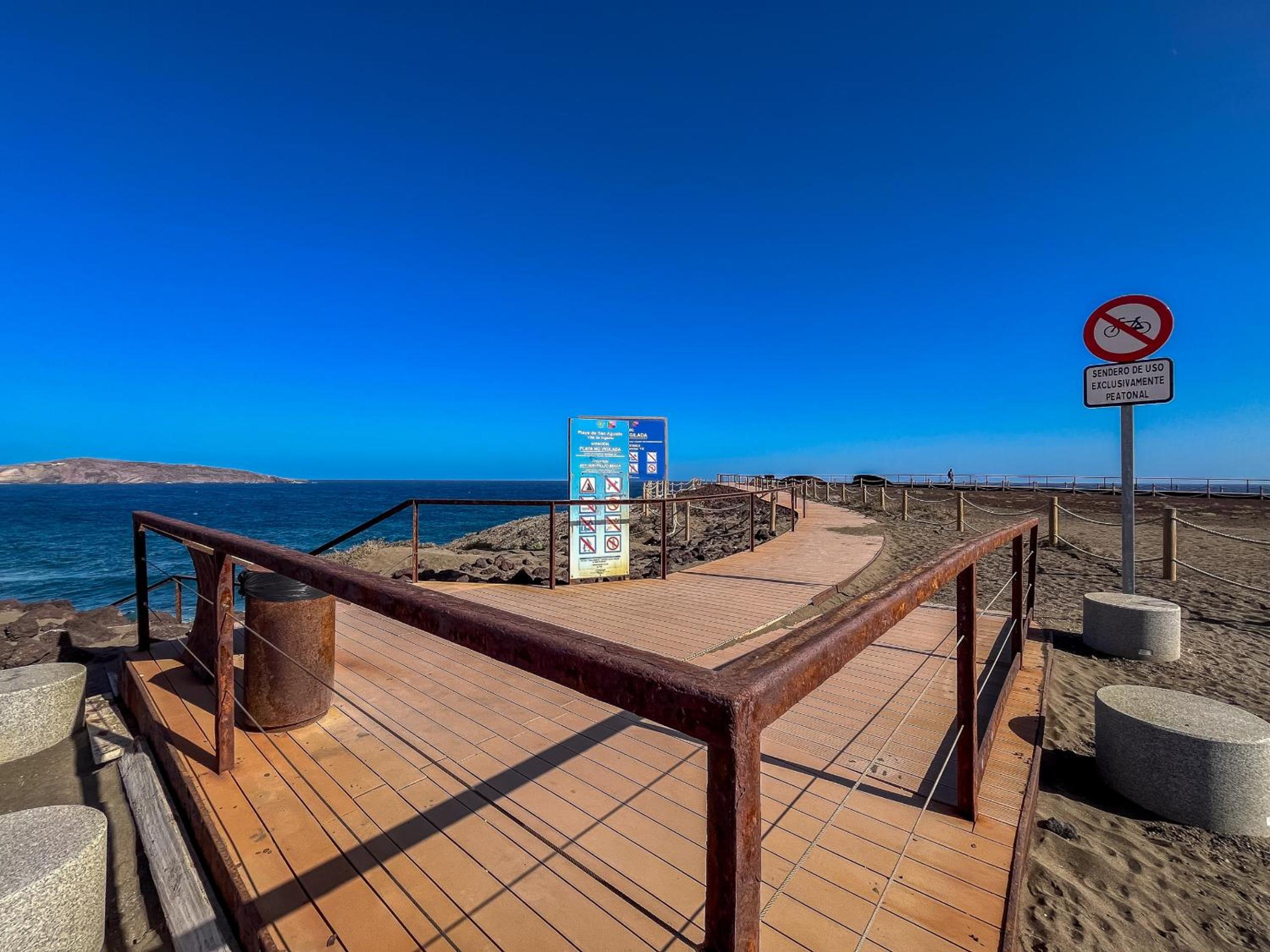 Playa El Burrero con terraza y solarium privado