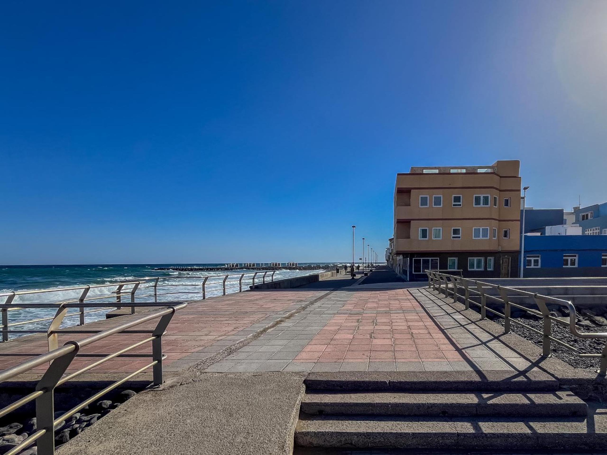 Playa El Burrero con terraza y solarium privado