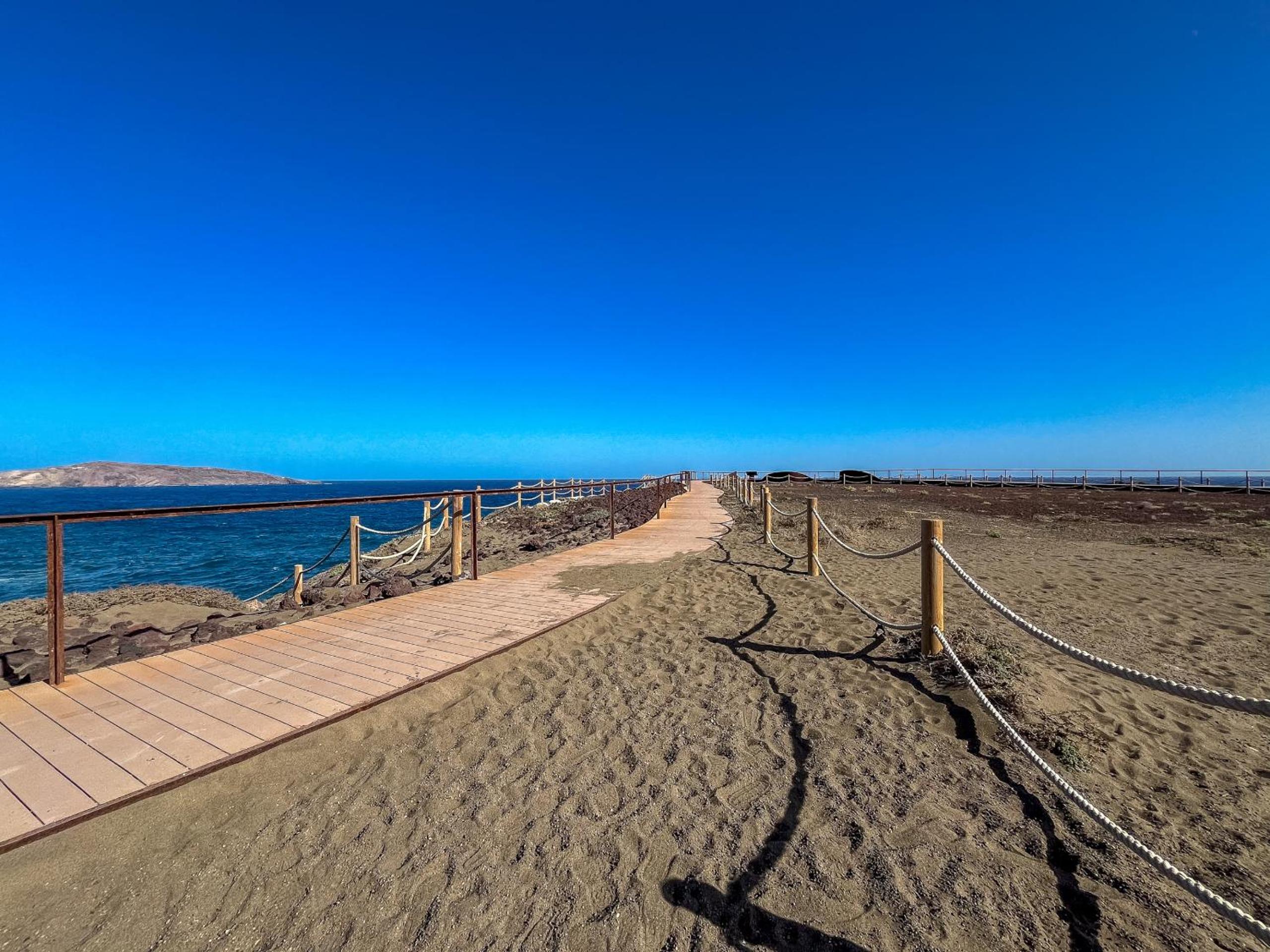 Playa El Burrero con terraza y solarium privado