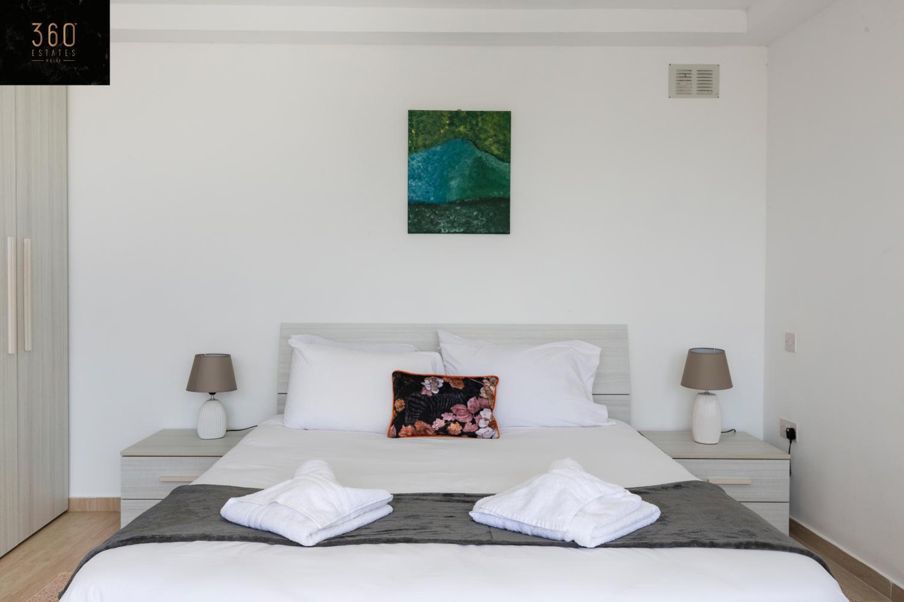 1BR penthouse with PRVT balcony in St Julians by 360 Estates photo 4