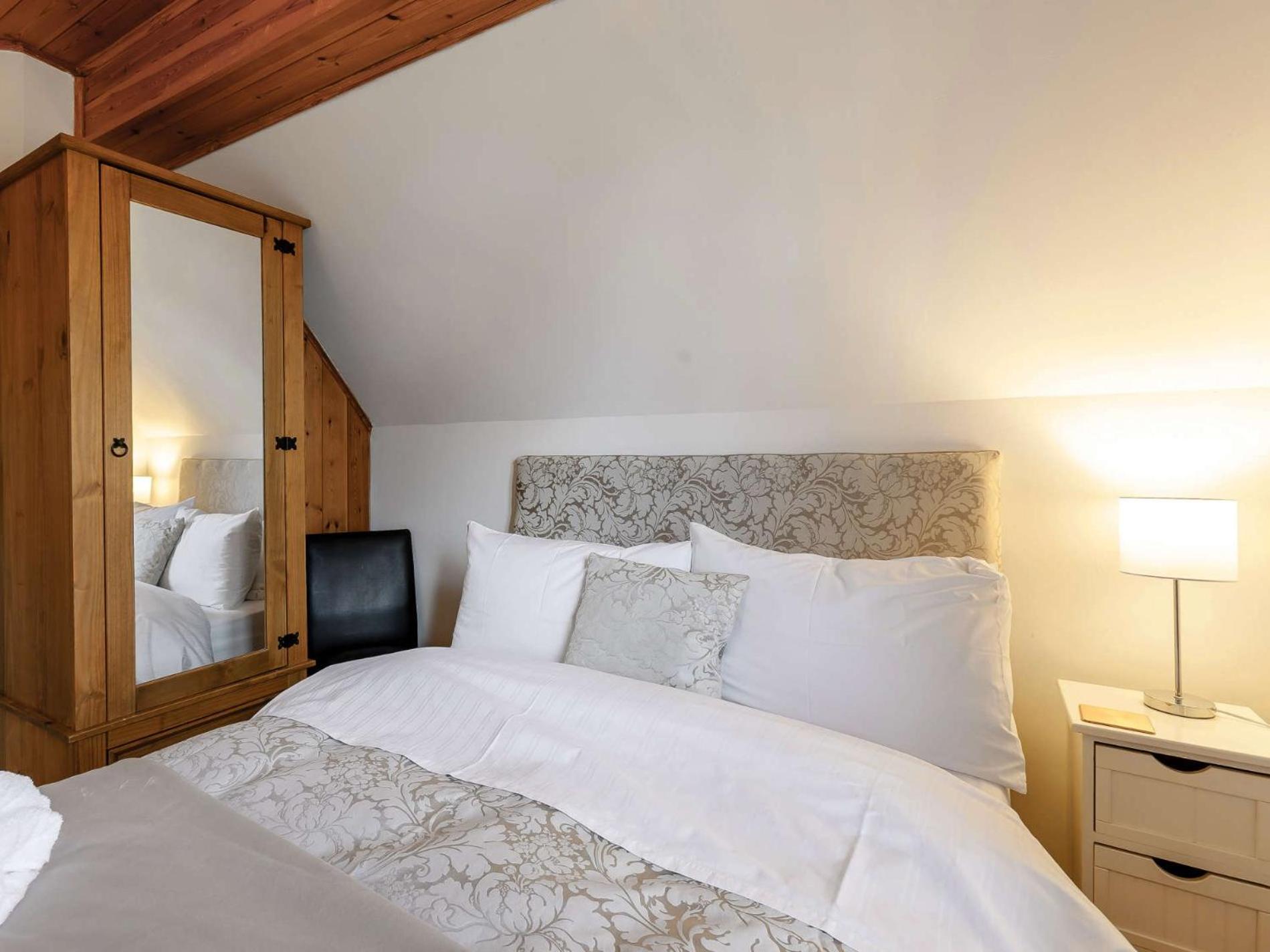 3 Bed in Cirencester oc-hic02