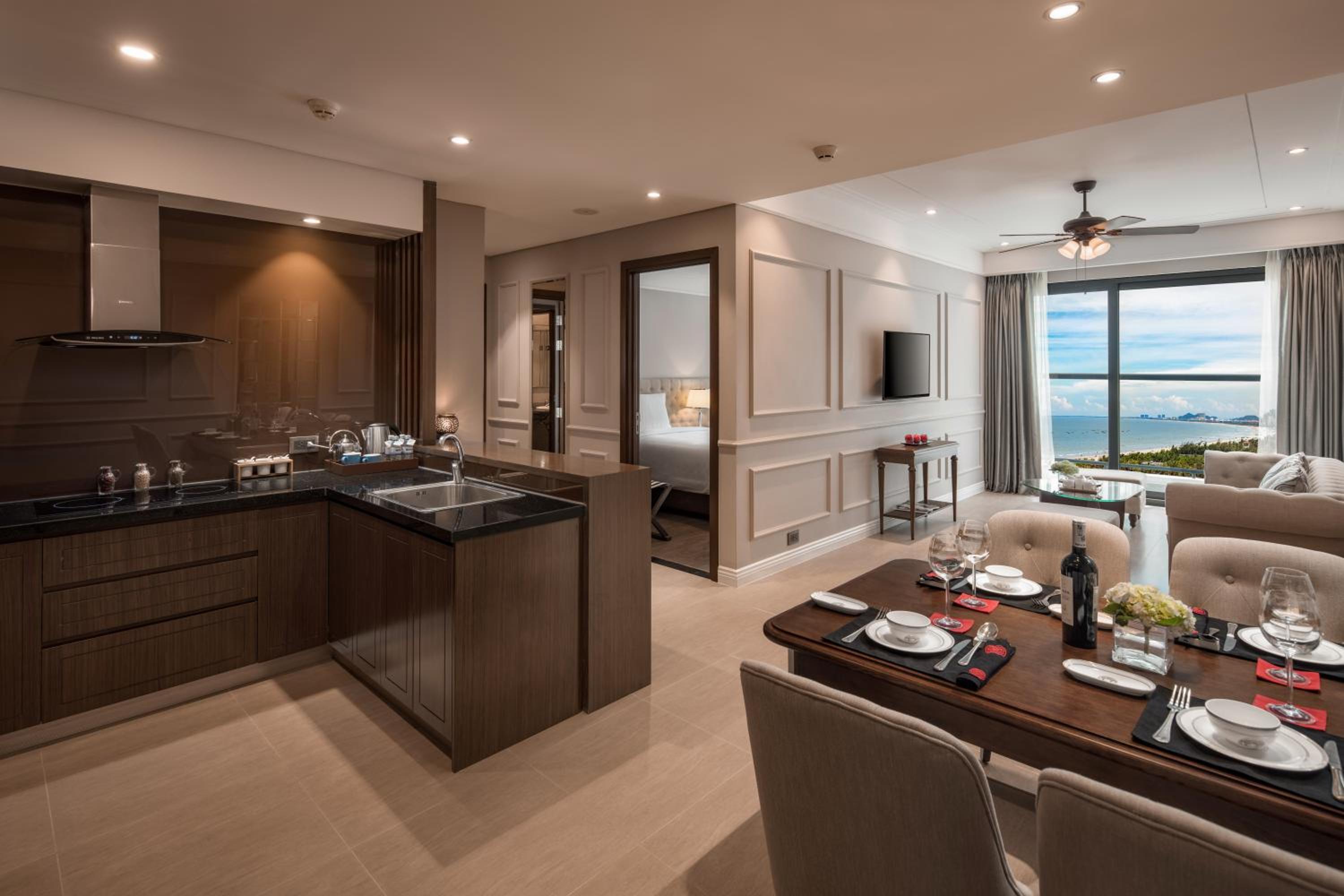 Luxury Beach Condo 5-star, Rooftop pool view 2
