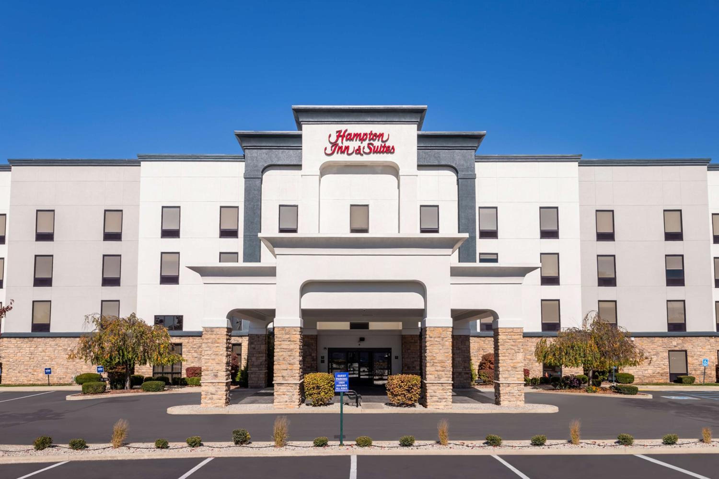 Richmond Vacations - Hampton Inn  Suites Richmond - Property Image 1